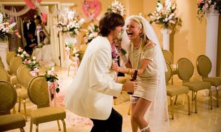 Ashton Kutcher råkar gifta sig med Cameron Diaz. Stackars kille...