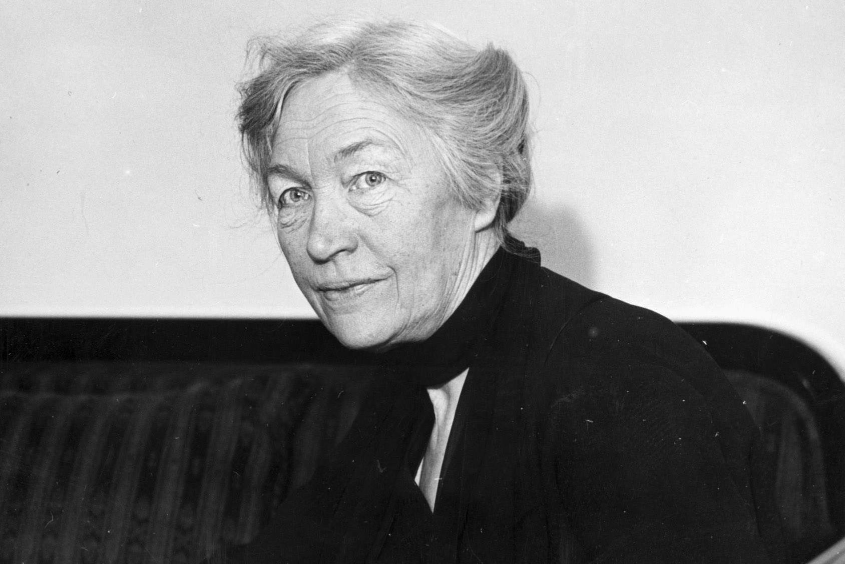 Kerstin Hesselgren väljs som första kvinna in i riksdagens första kammare, den 12 september 1921. Samma år införs kvinnlig rösträtt i Sverige.