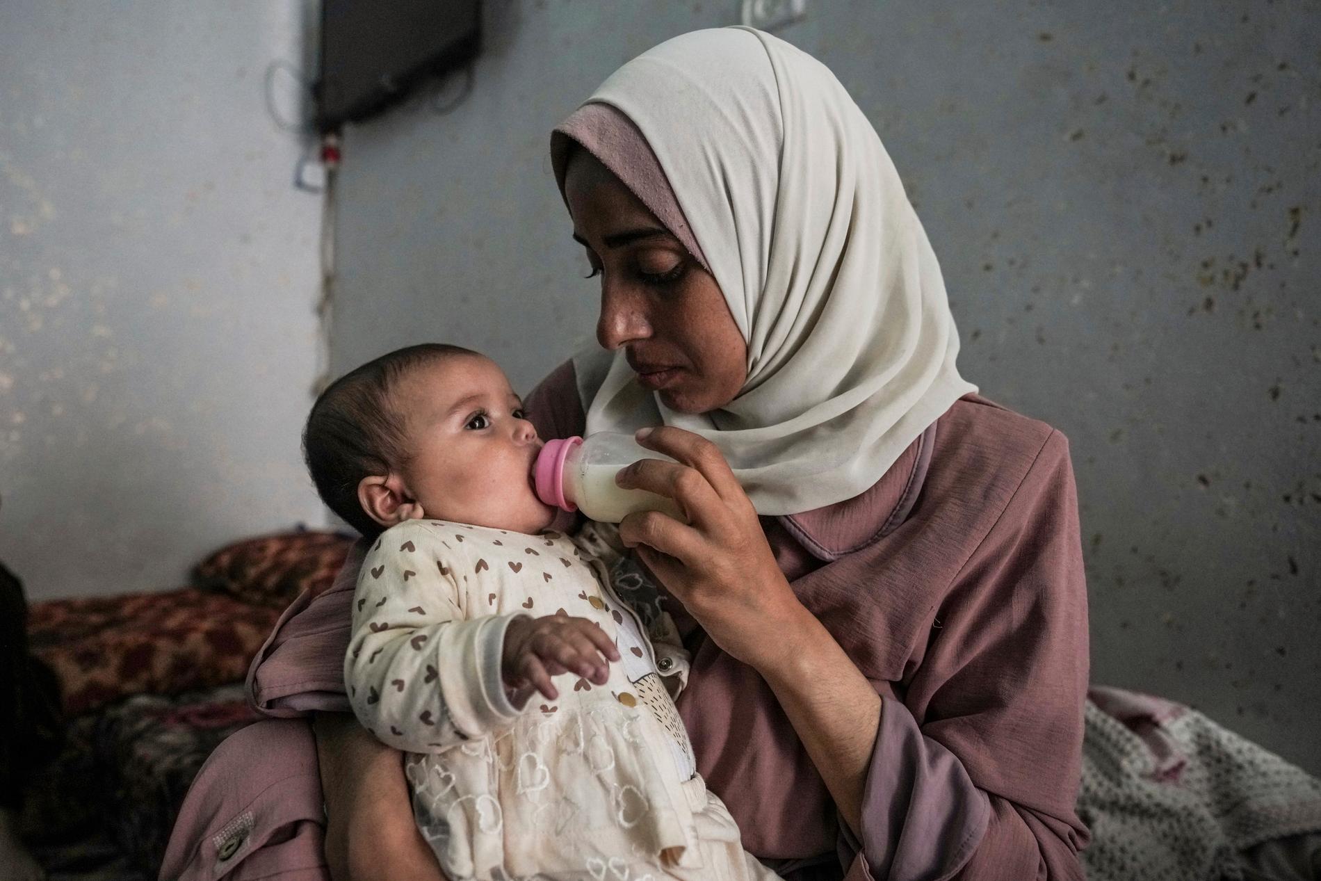 Rola Saqer matar sin dotter Masa Mohammad Zaqout, som föddes samma dag som kriget bröt ut.