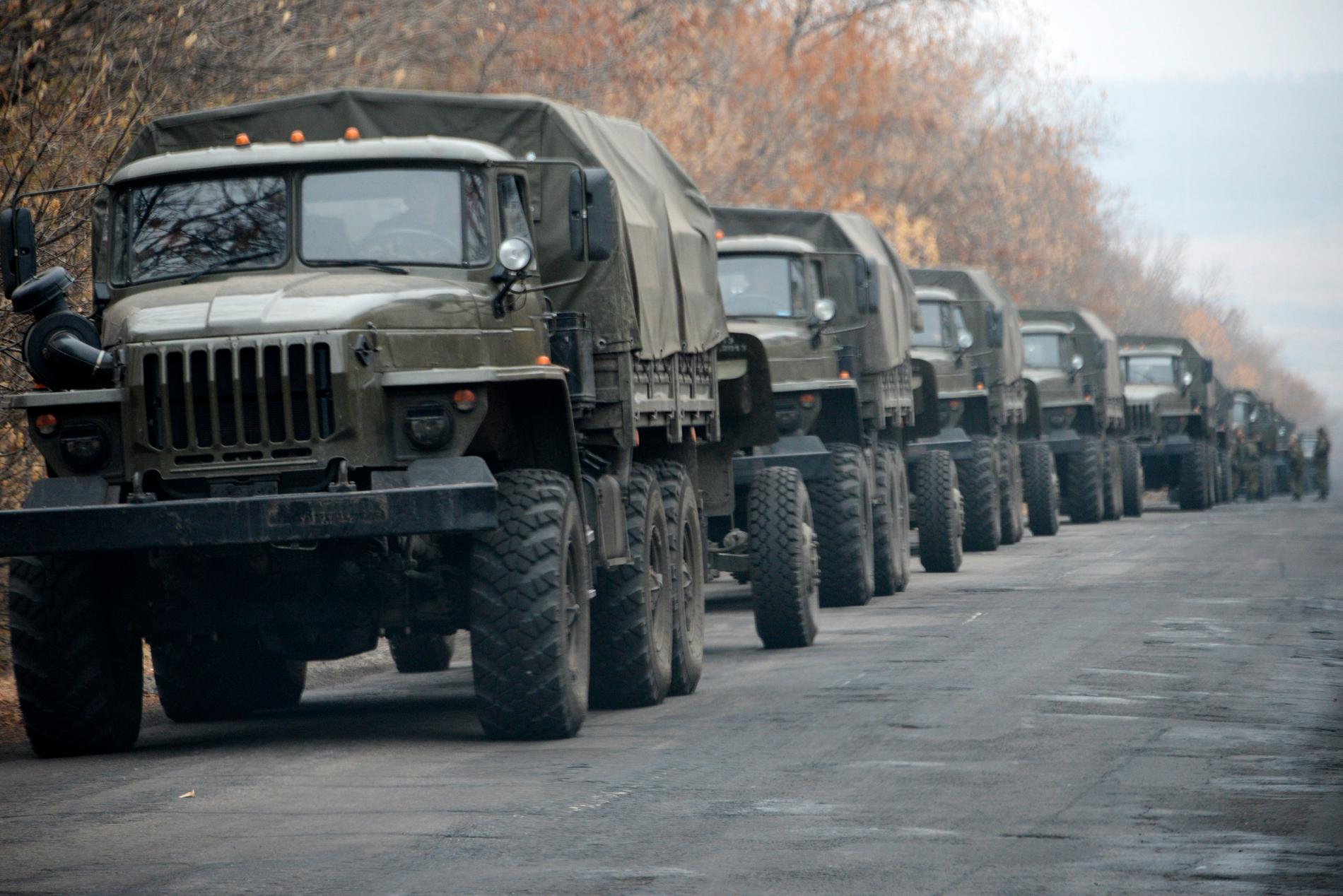 Militärfordon stod uppradade utanför Donetsk redan i november 2014. Till skillnad mot i dag var fordonen omärkta, utan rysk flagg.