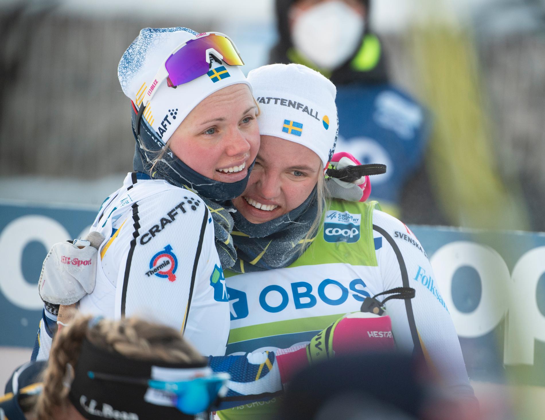 Emma Ribom (till vänster) kramar om Linn Svahn efter ett världscuplopp i Falun förra säsongen. Arkivbild.