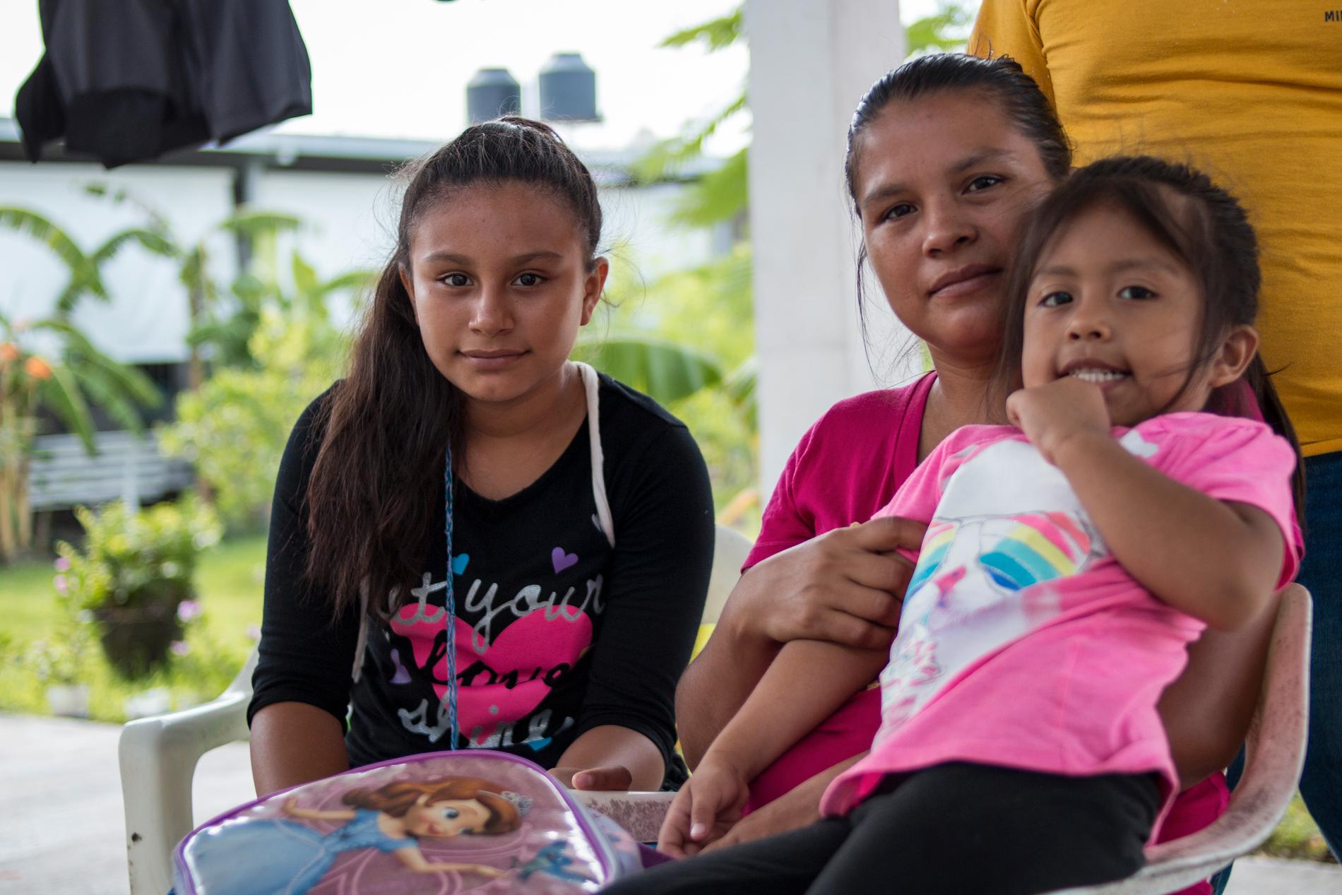 Ana, 32, och Edgar, 29, bestämde sig för att lämna Guatemala för att kunna ge döttrarna Angy, 11, och Ashly, 4, en bättre framtid och säkrare tillvaro. Nu har de väntat i en månad vid Mexikos norra gräns, på att få en tid för att kunna ansöka om asyl i USA.