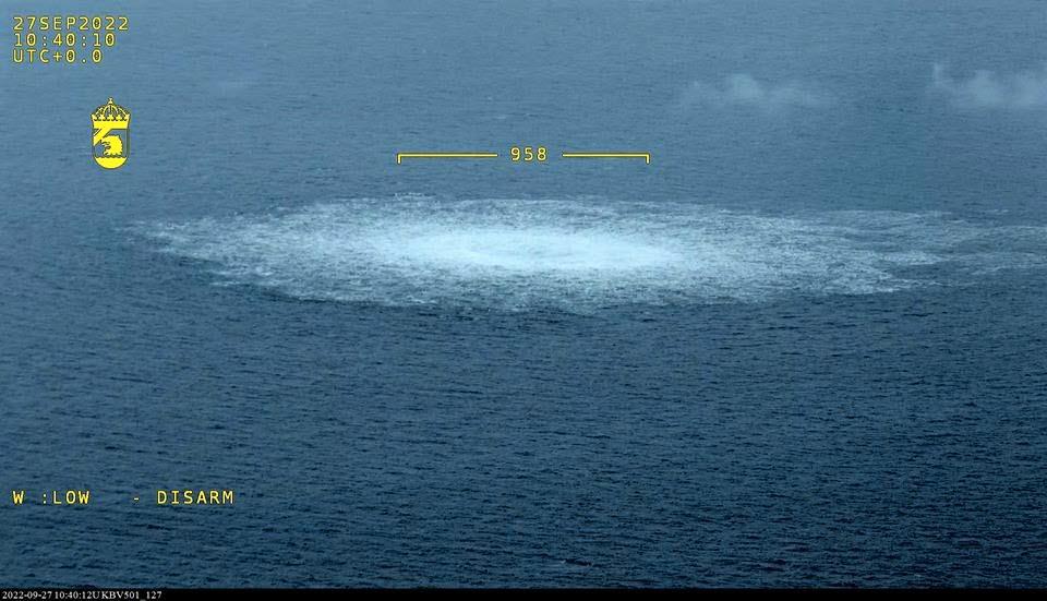 Kustbevakningens foto av gasläckan vid Nordstream i Östersjön.
