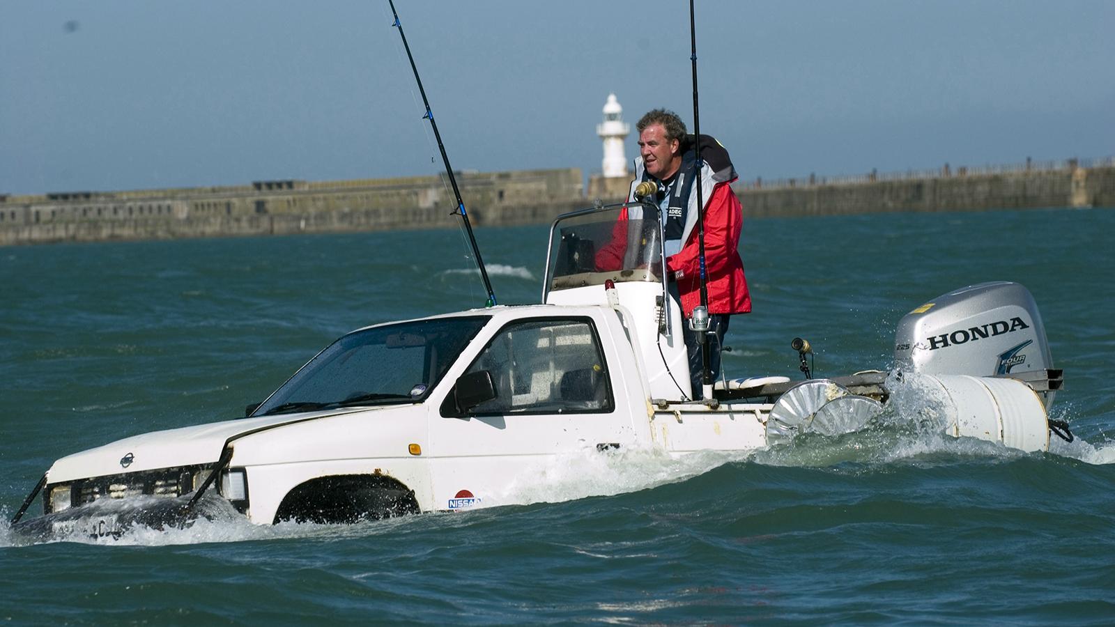 ”Top gear” är känt för sina spektakulära inslag. Här manövrerar Jeremy Clarkson en amfibiebil i Engelska kanalen.