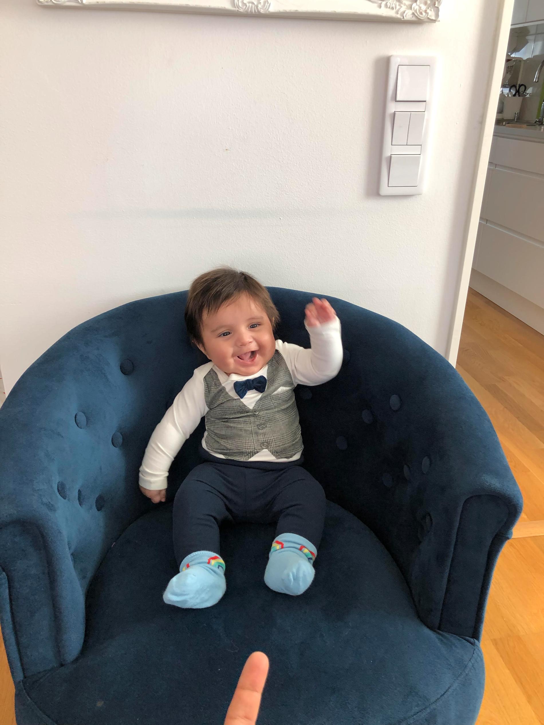 Liam föddes i februari med mycket hår. Nu är han fyra månader och han har fått klippas, hälsar mamman Shady Motlagh från Stockholm.