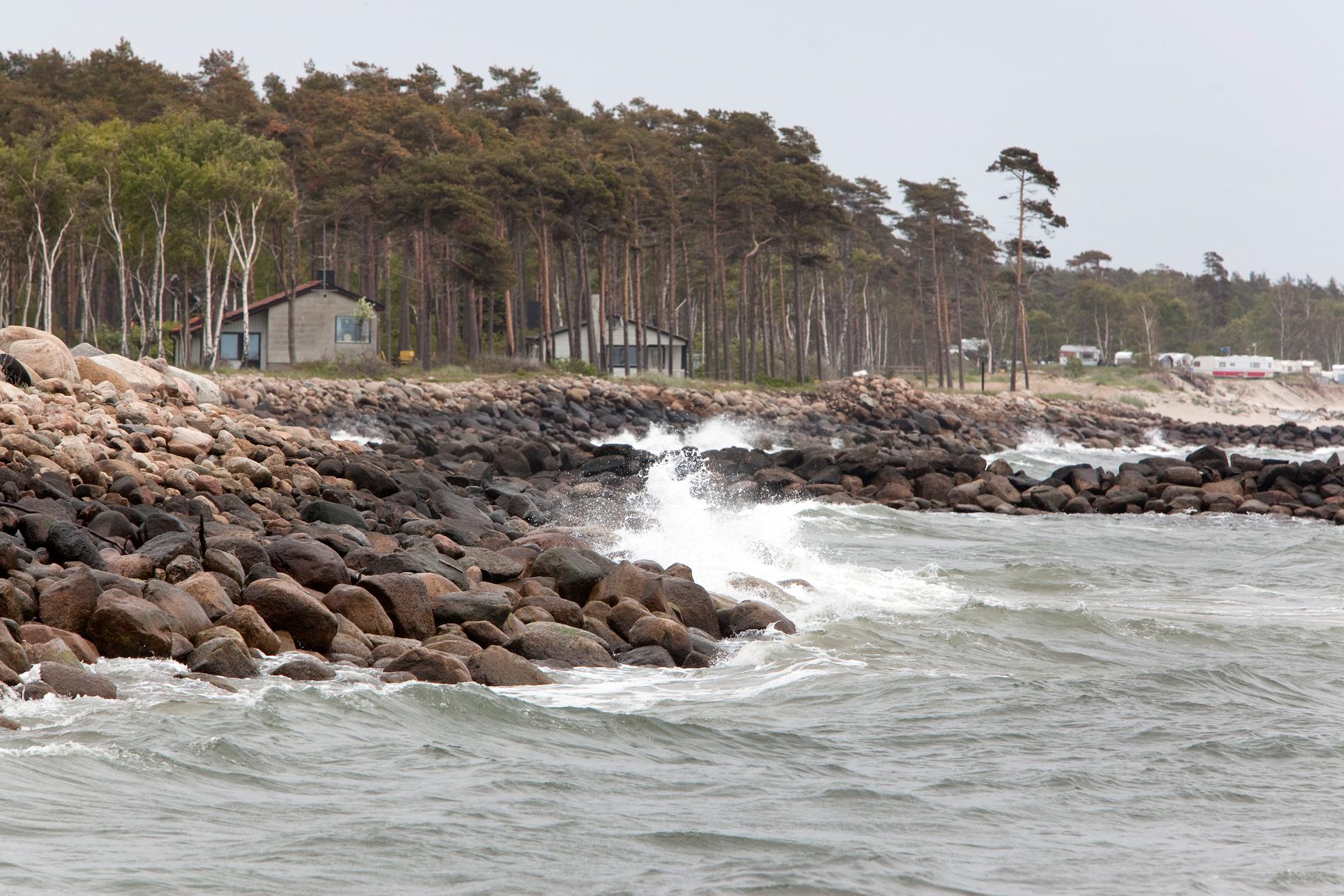 Löderups Strandbad år 2011: Sten har lagts ut för att stoppa erosionen. Arkivbild.