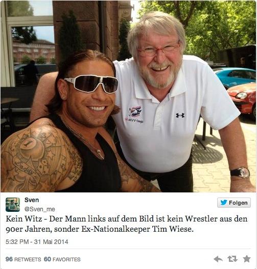 ”Inget skämt - mannen till vänster i bild är ingen wrestlare från 90-talet, utan ex-landslagsmålvakten Tim Wiese.”, skriver mannen på twitter.
