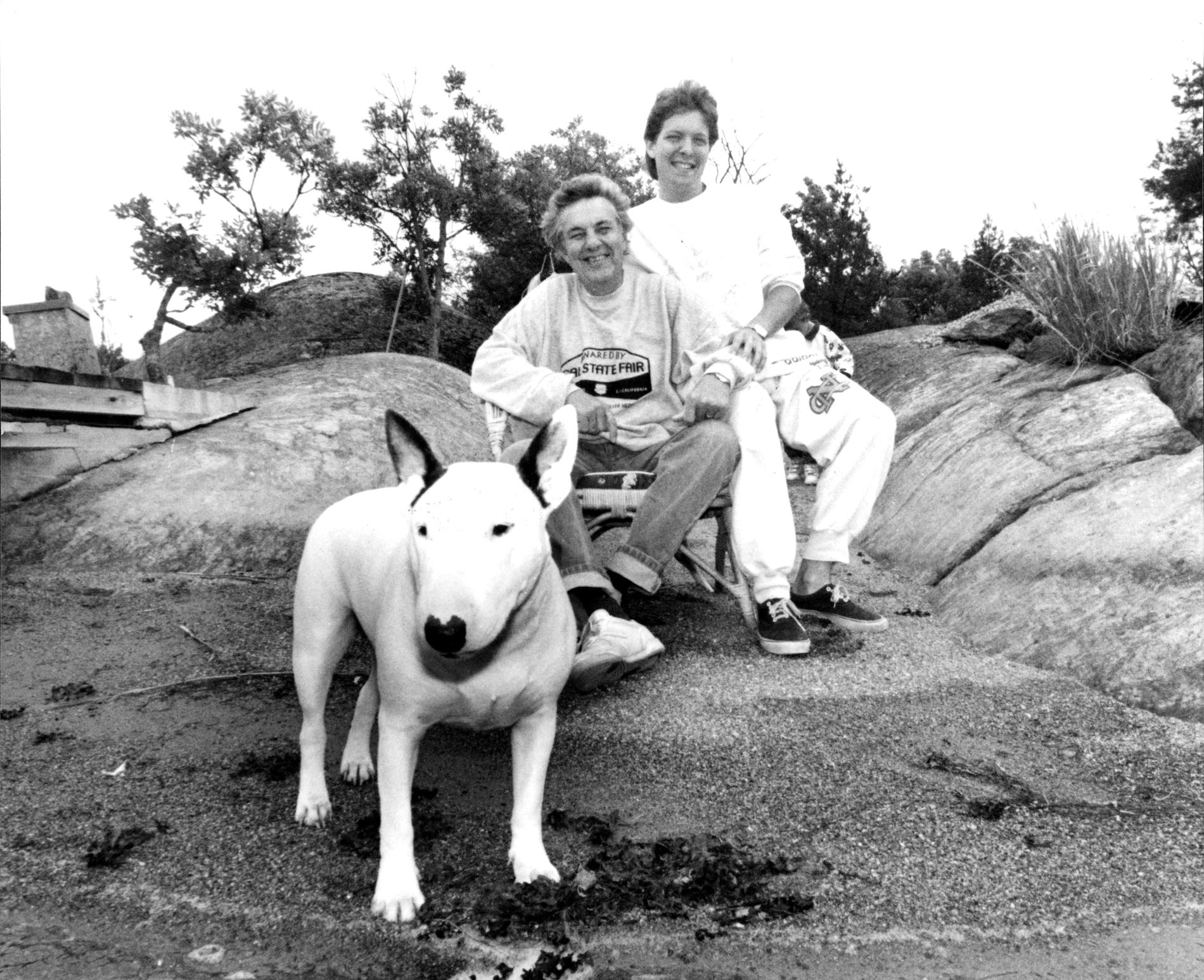 Bert-Åke Varg med sonen Pontus Varg och hunden Piggy 1990.