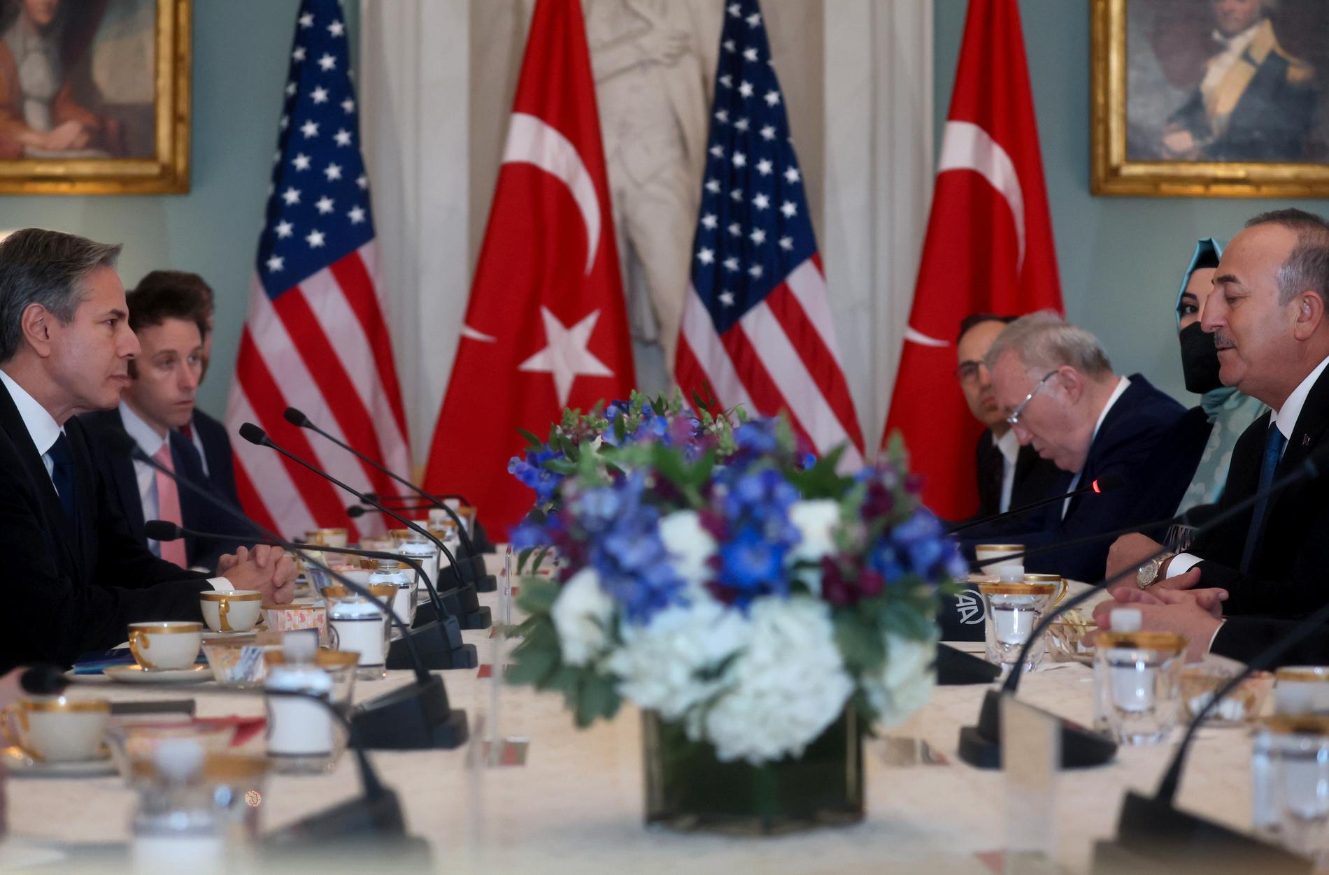 USA:s utrikesminister Antony Blinken och Turkiets utrikesminister Mevlut Cavusoglu (till höger).