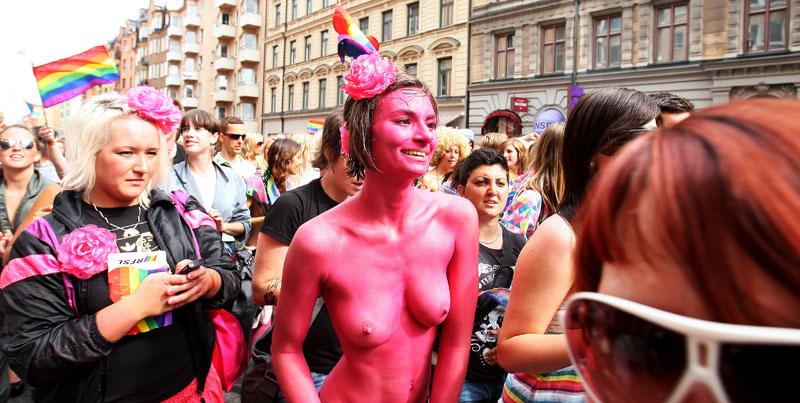 Baltic Pride som skulle ägt rum till helgen i Vilnius stoppas. För ett par dagar sedan trädde lagen som förbjuder ”hbt-propaganda” i Litauen i kraft. ”Litauen kränker de mänsliga rättigheterna” skriver Ruwaida. Här Stockholm Pride 2009.