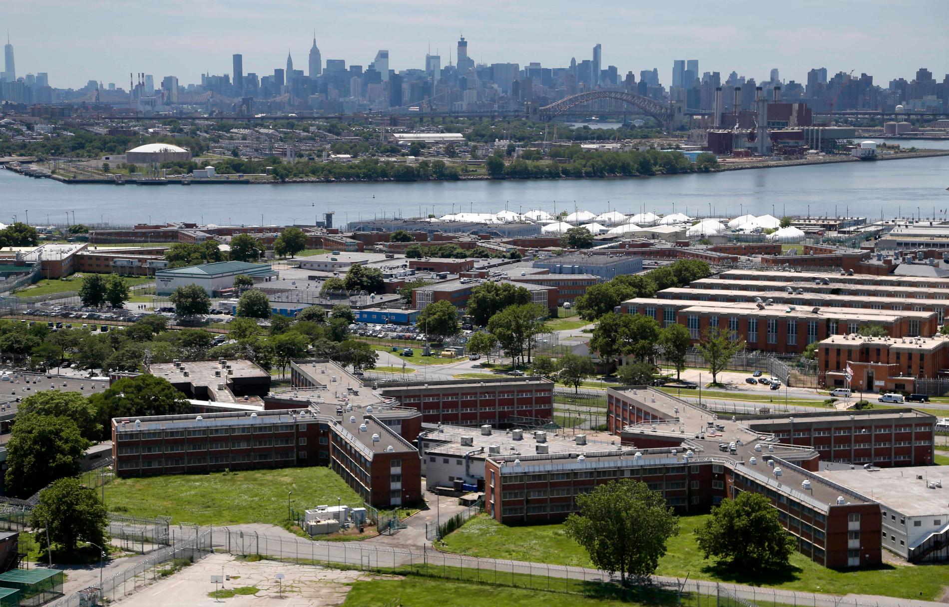Fängelseön Rikers Island med Manhattan i bakgrunden.