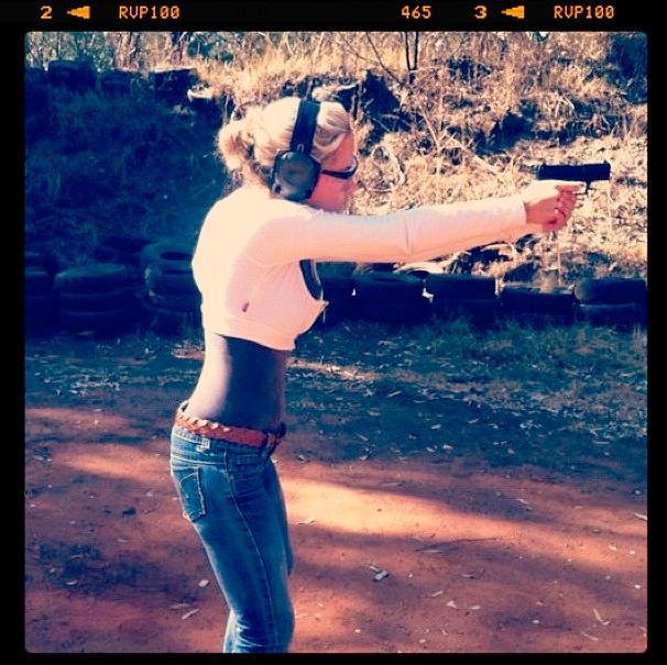 Bilden från Reeva Steenkamps Instagram där hon skjuter med vad som kan vara samma vapen som hon mördades med.