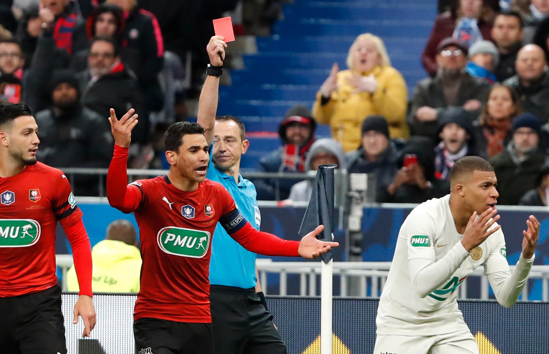 Paris Saint-Germains Kylian Mbappé, till höger, fick rött kort i finalen av den franska cupen i fotboll.