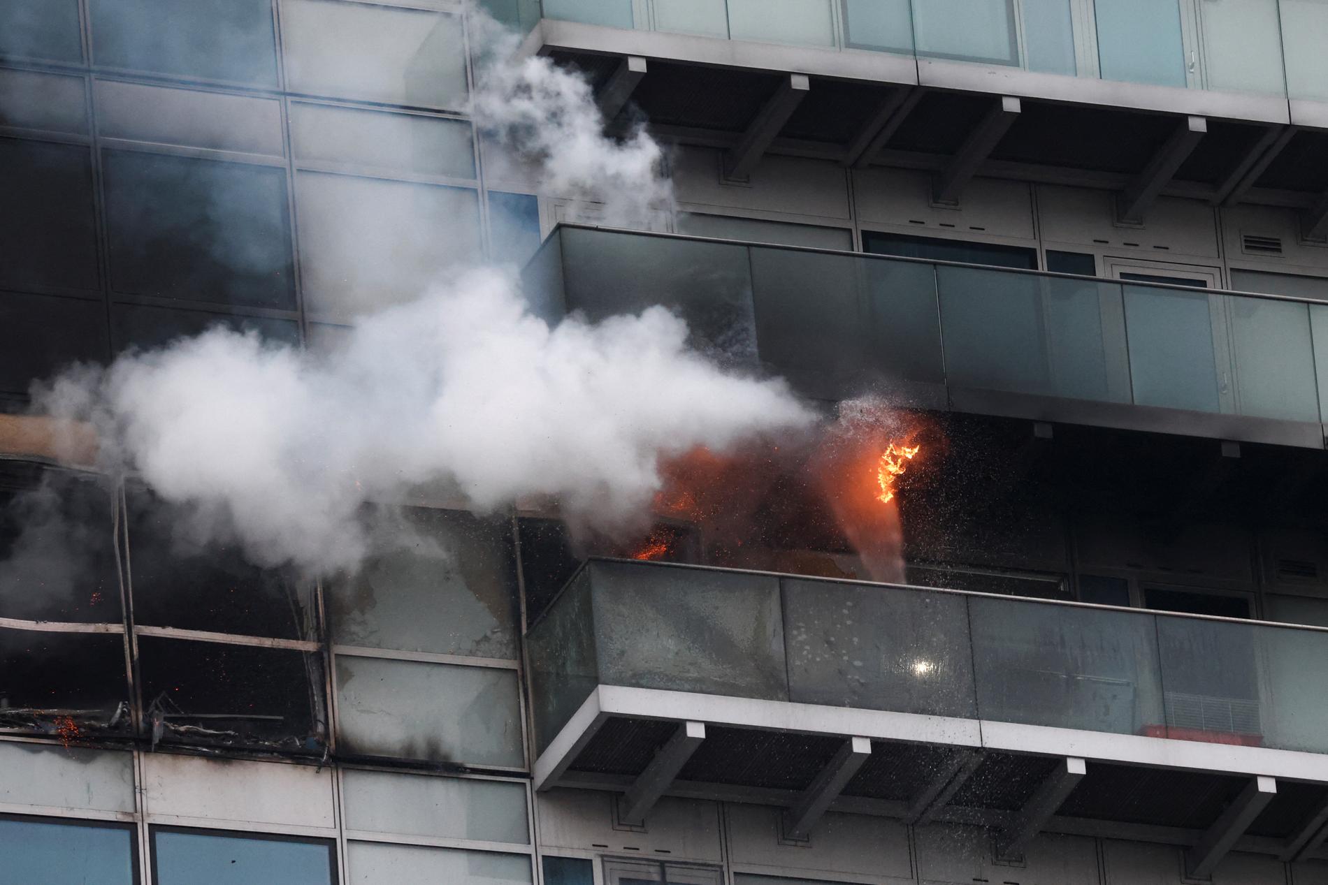 Det brinner på 17:e våningen i höghuset.