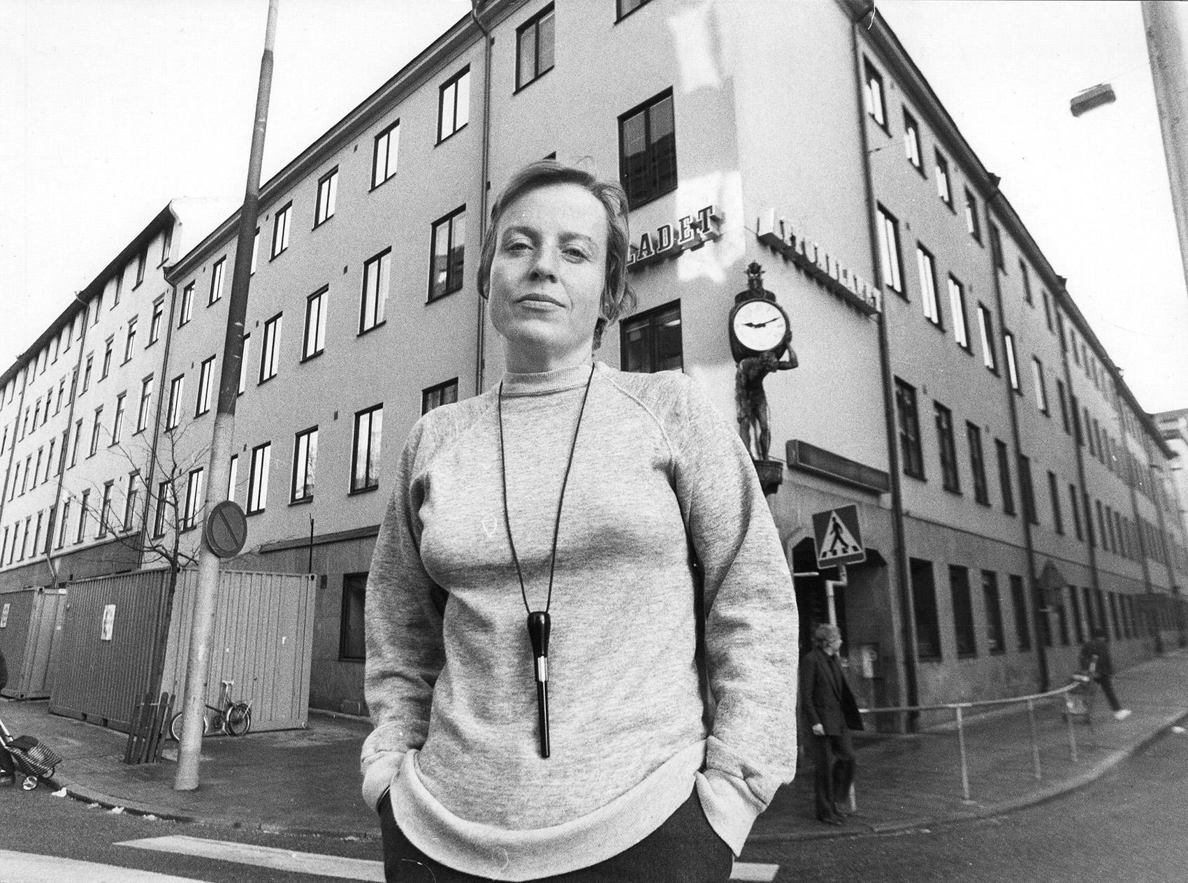 Yrsa Stenius utanför Aftonbladets tidningshus i Klara.
