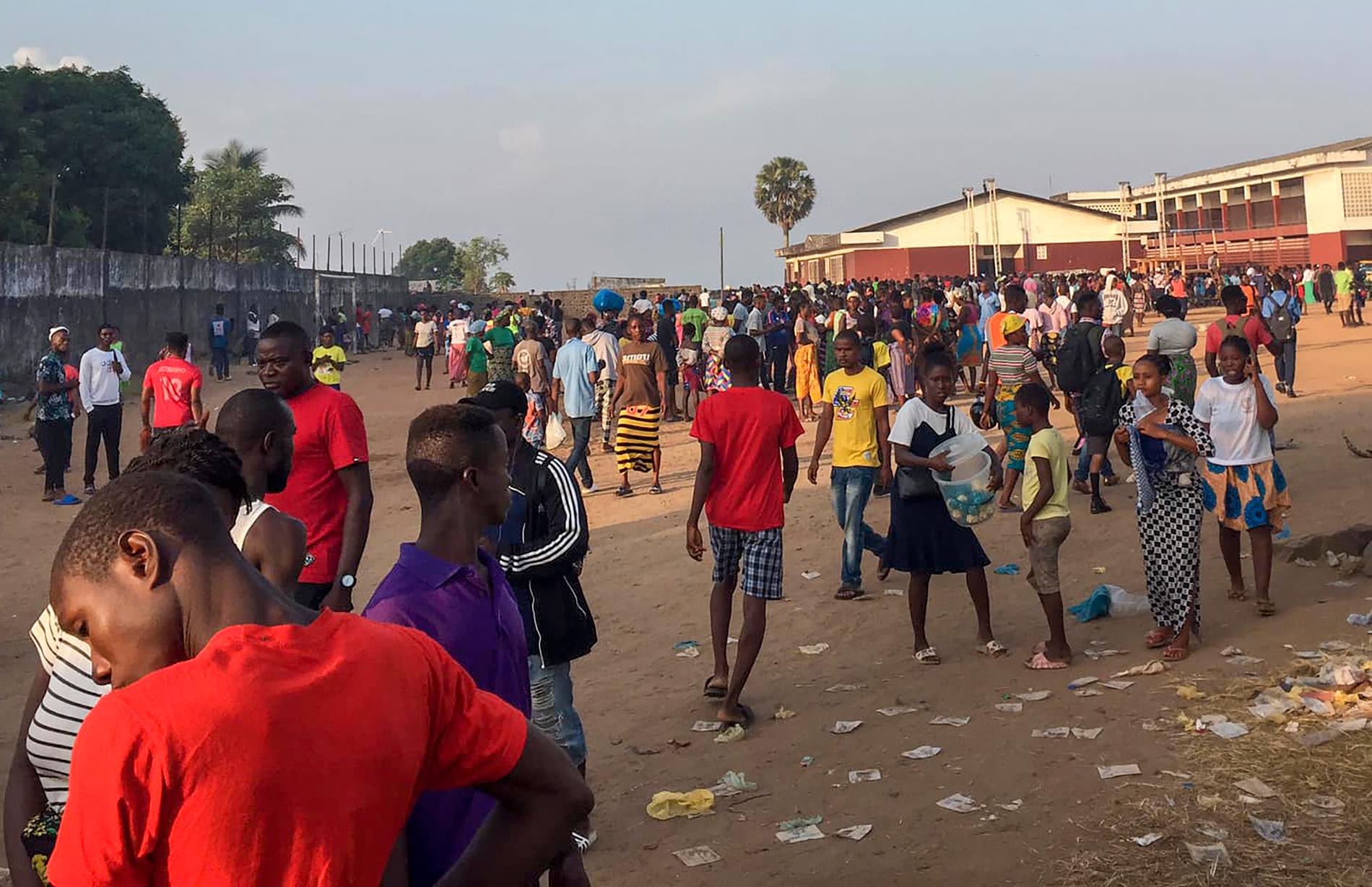 Människor samlas utanför ett sjukhus i New Kru utanför Monrovia i Liberia, för att få besked om sina anhöriga.