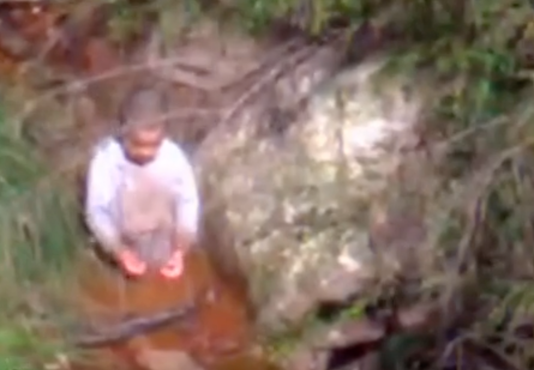 Glädjesynen från sökhelikoptern: Här sitter försvunne Anthony, 3, och dricker lerigt vatten – ensam i vildmarken.