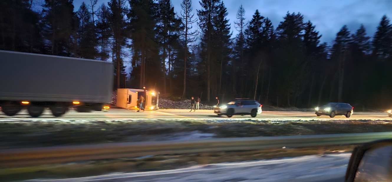 En lastbil har vält i Sillekrog i Sörmland.
