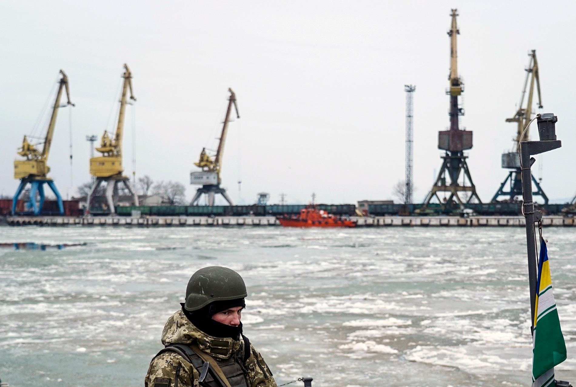 En ukrainsk besättningsman på ett kustbevakningsskepp i Azovska sjön i veckan.