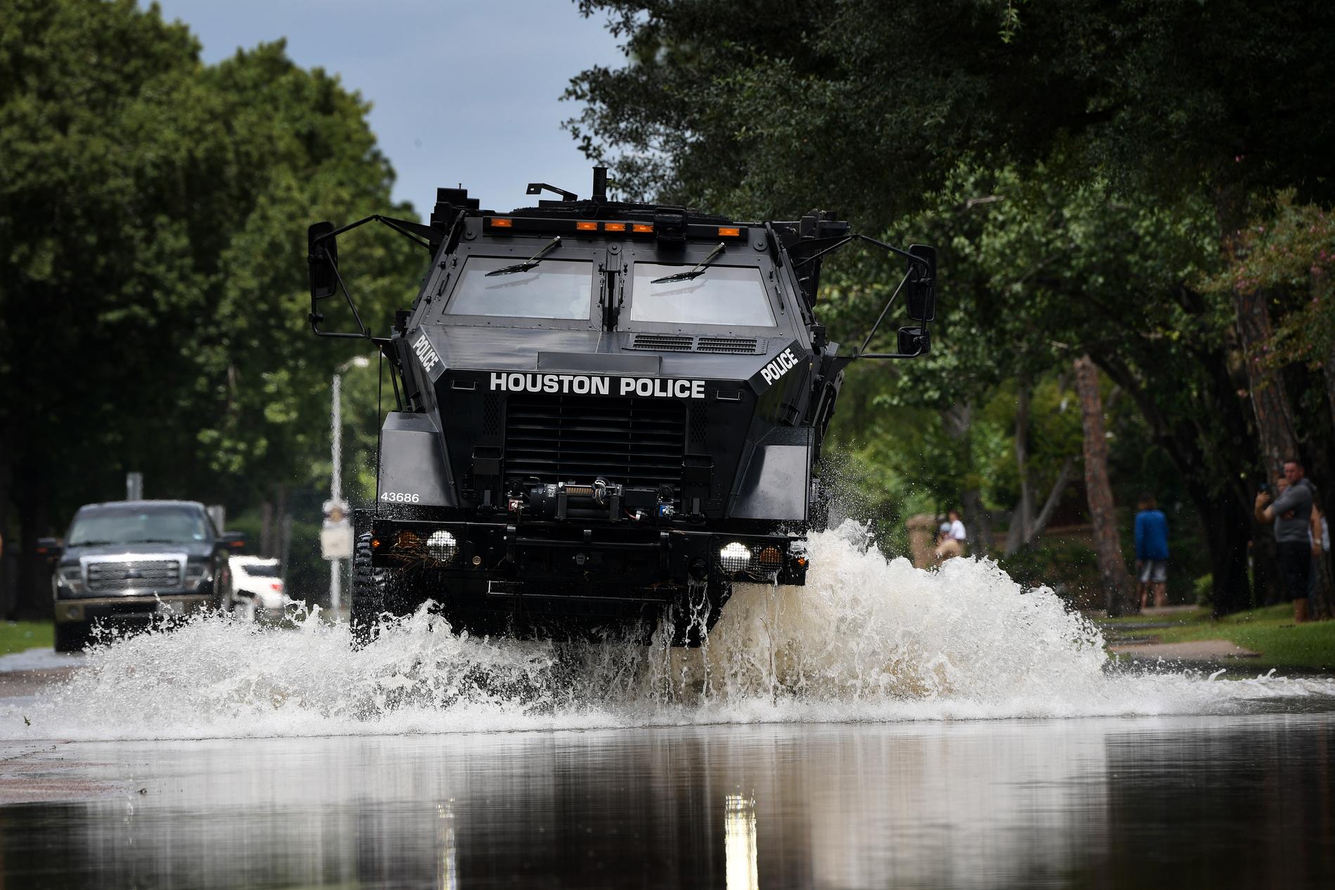 Ett av polisens fordon som klarar av att ta sig fram genom vattenmassorna. 