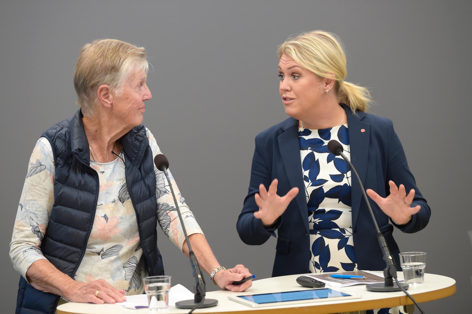 Riksdagsledamoten Barbro Westerholm (L) och socialminister Lena Hallengren (S) under en pressträff i Rosenbad i Stockholm.