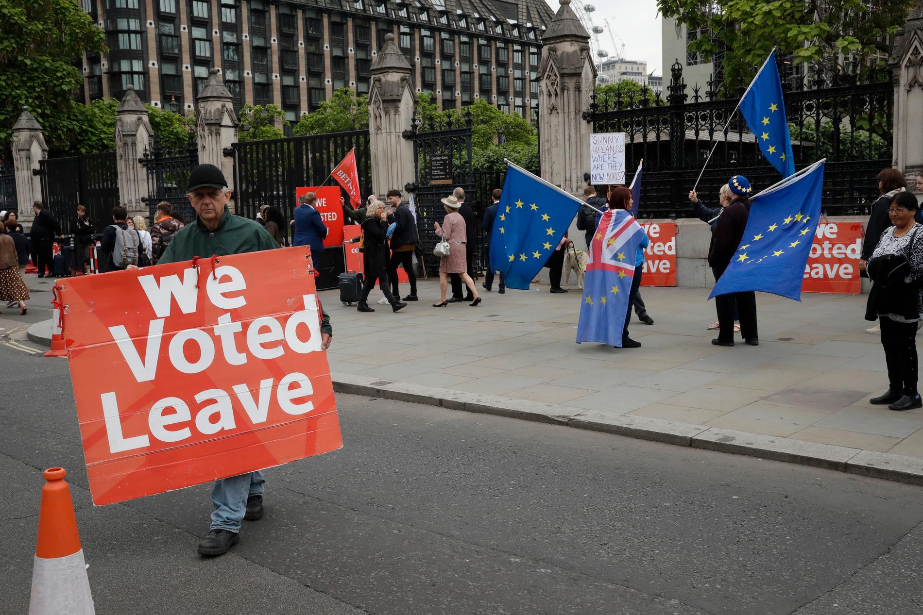 Demonstranter för och emot brexit i London tidigare i sommar. Arkivbild.