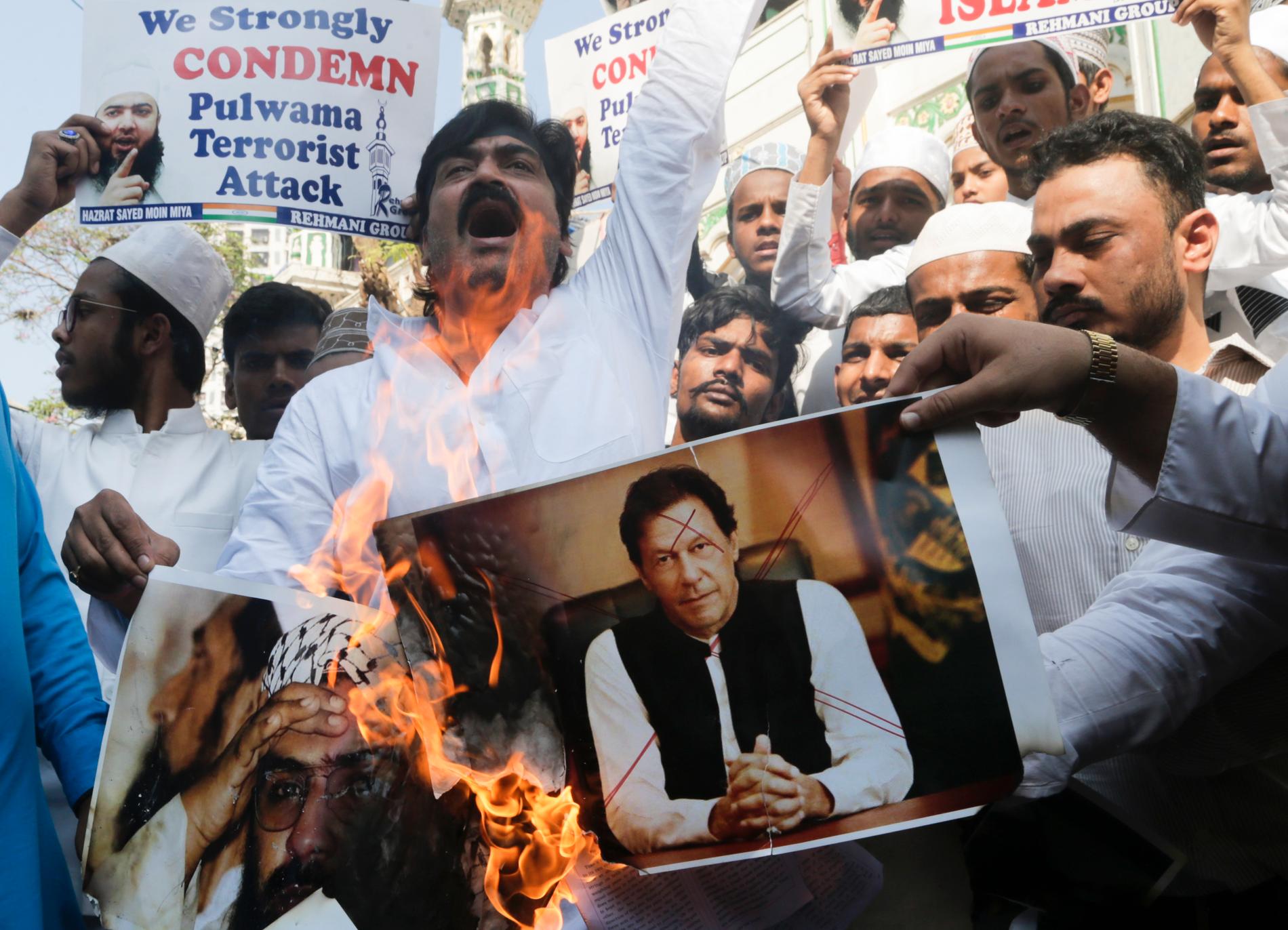 Indiska muslimer bränner fotografier av Pakistans premiärminister Imran Khan och ledaren för den väpnade islamistgruppen Jaish-e-Muhammad vid en demonstration i Mumbai i februari.