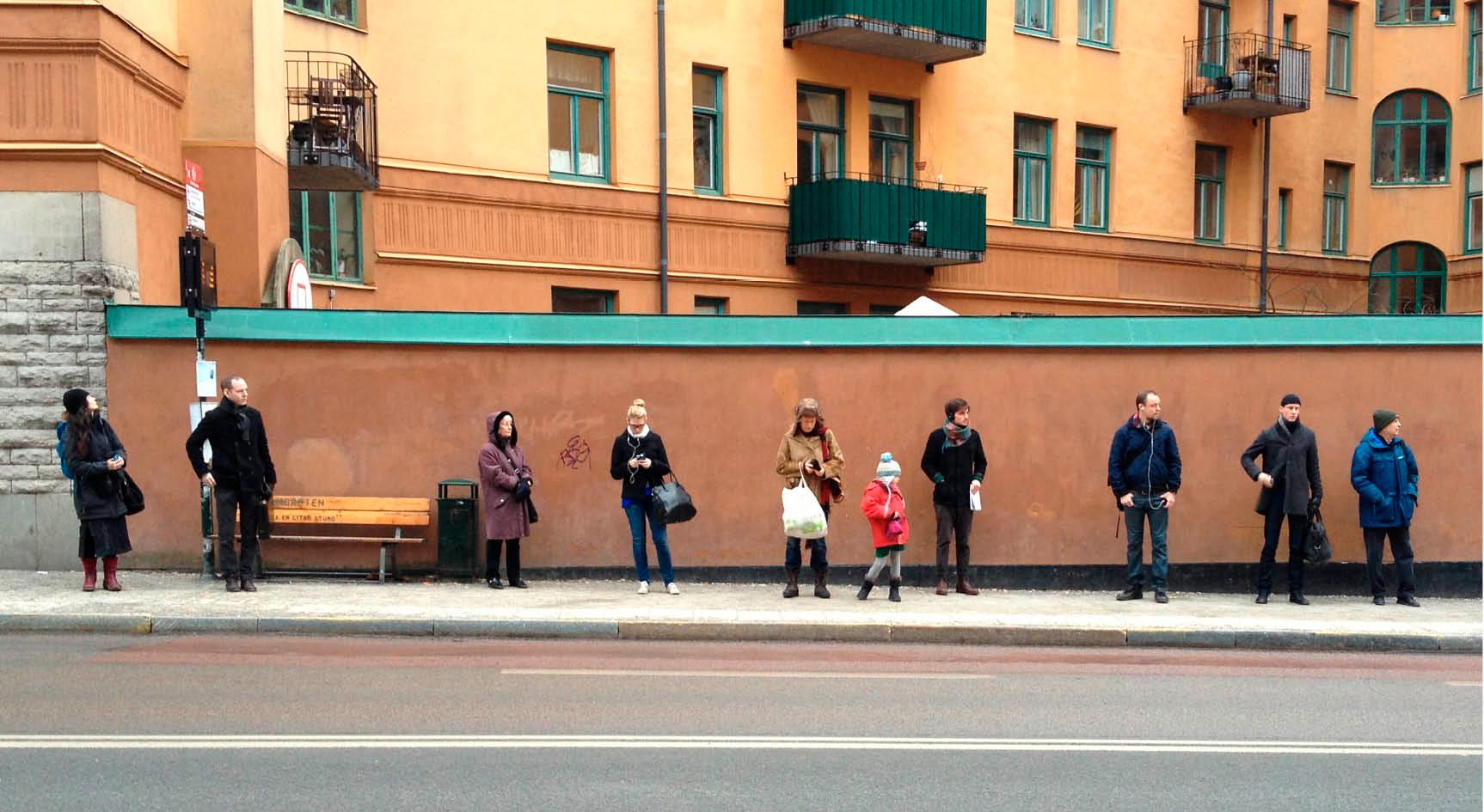 ”Waiting for the bus like a swede” blev ett viralt fenomen för några år sedan, bilder på svenskar stående tysta med ett rejält säkerhetsavstånd till personen bredvid. Svenskarnas sociala inkompetens är ett allvarligt samhällsproblem, skriver dagens debattör. 