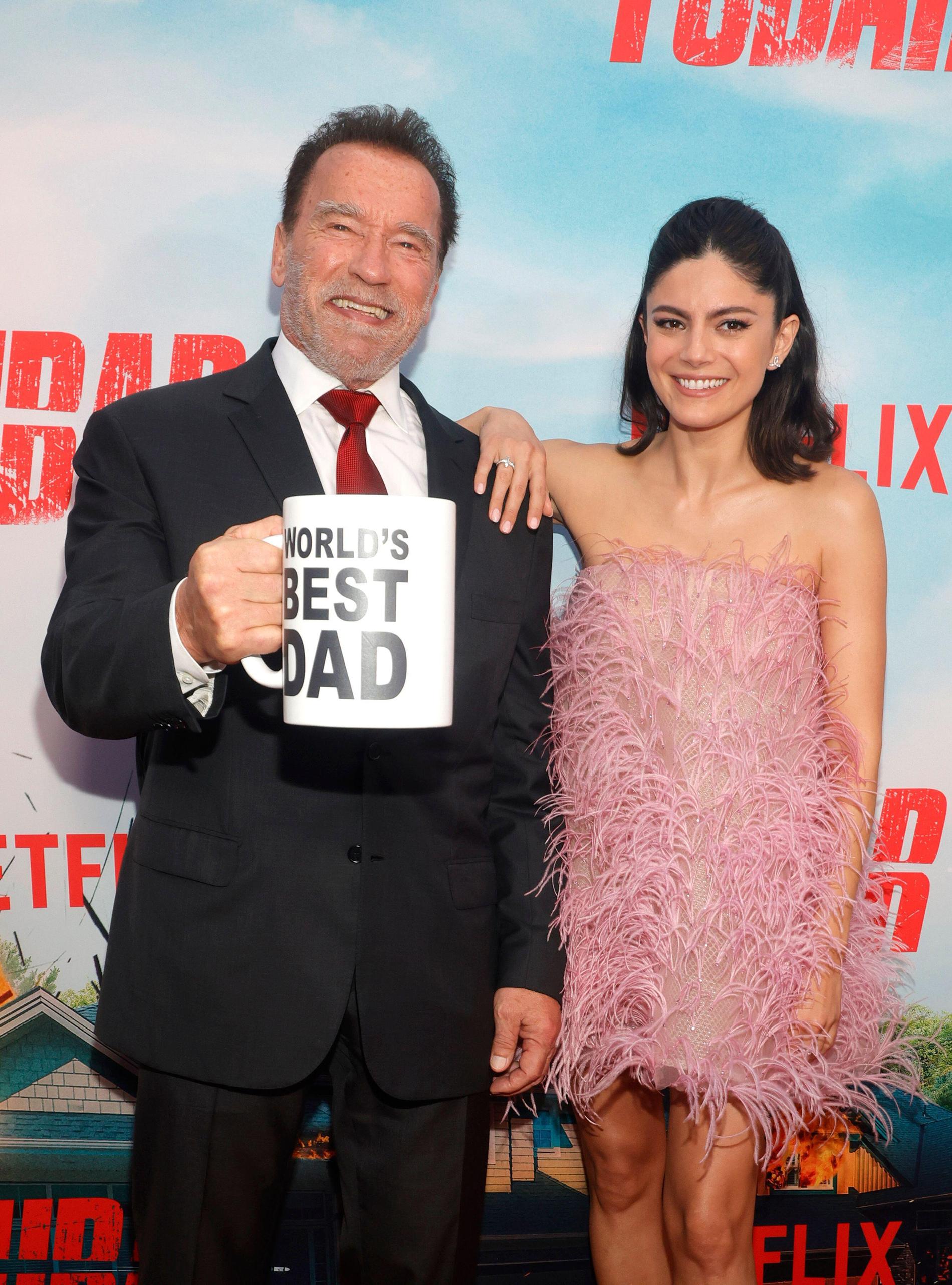 Arnold Schwarzenegger och Monica Barbaro på premiären av Netflix ”Fubar”.