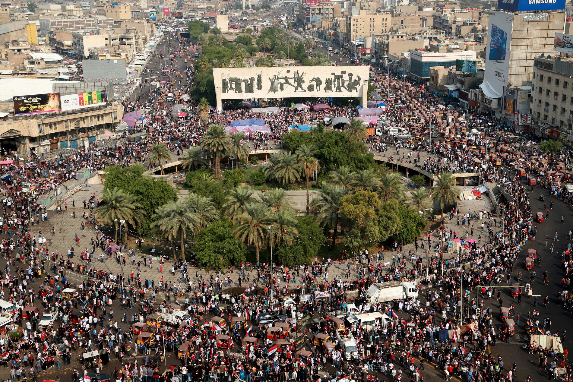 Demonstranter på Tahrirtorget i Bagdad på onsdagen.