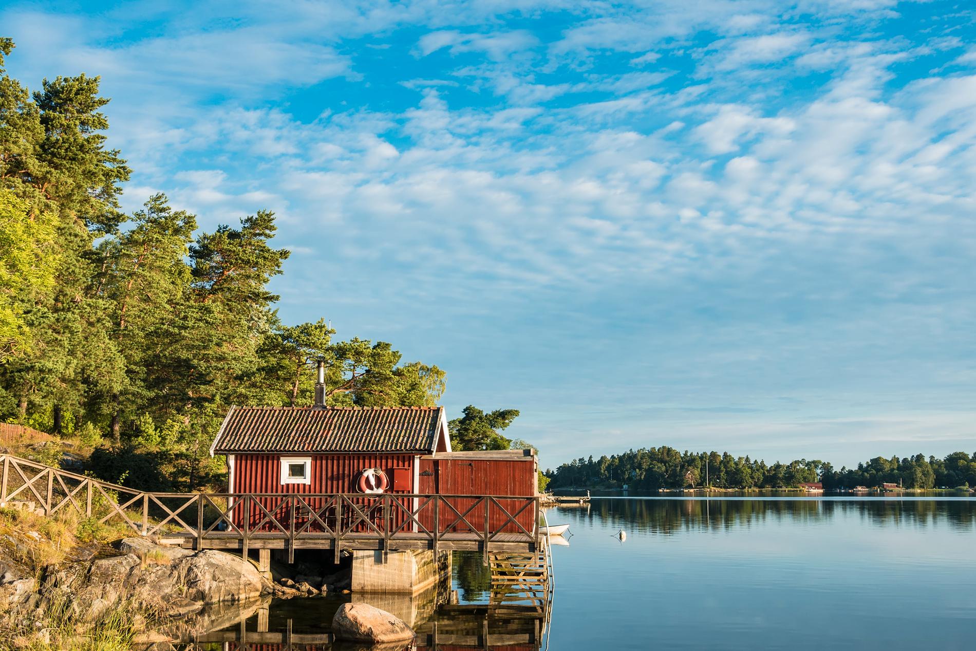 Det finns massor av stugor att hyra över hela Sverige. 