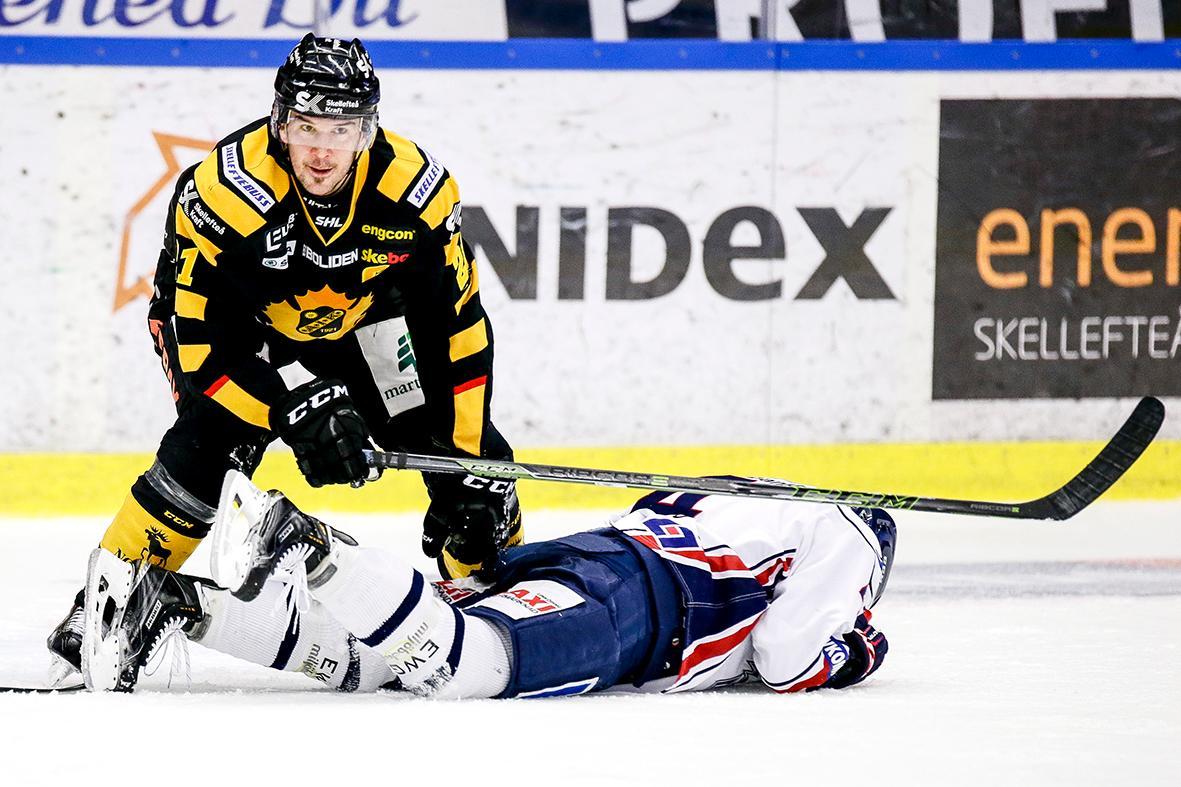 Avstängd 2: Skellefteå AIK:s stjärna Jimmie Ericsson tacklar Linköpings försvarare Chad Billins mot huvudet. Avstängning: 2+0 matcher.