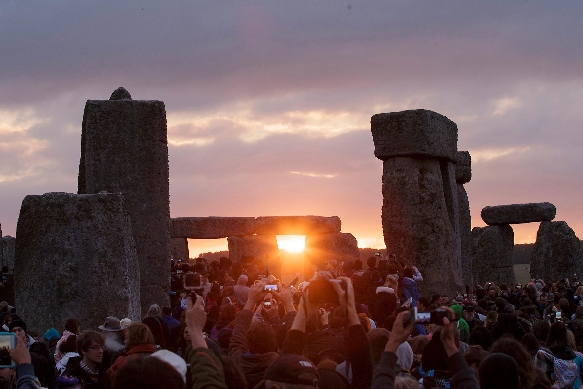 Forskare bedömer att stenarna i Stonehenge kommer från ett tidigare, liknande bygge i Wales. Här lyser den stigande solen genom en av stenportalerna vid sommarsolståndet, vilket upphovspersonerna verkar ha planerat för. Arkivbild.