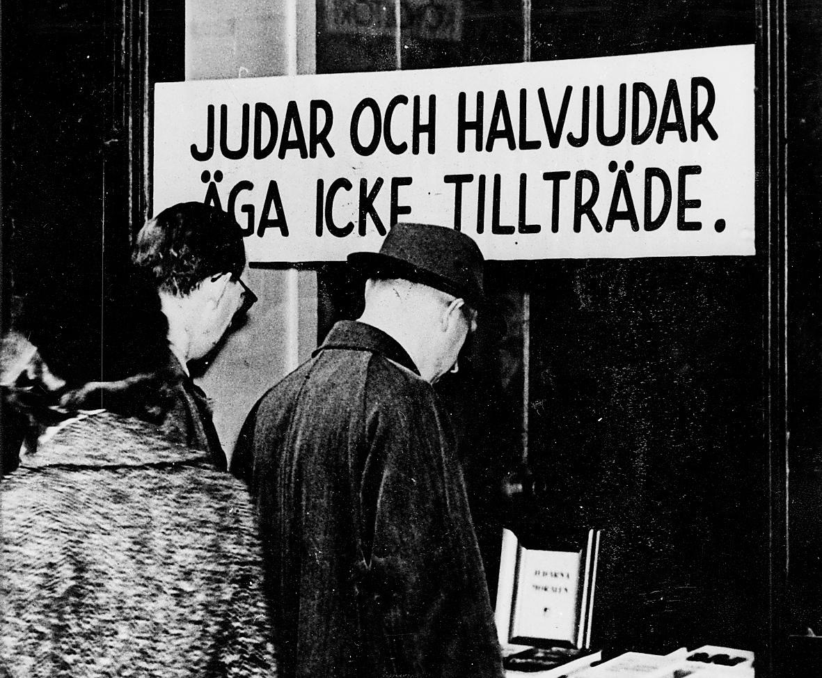 En rasistisk skylt utanför en bokhandel i Stockholm, 1941.