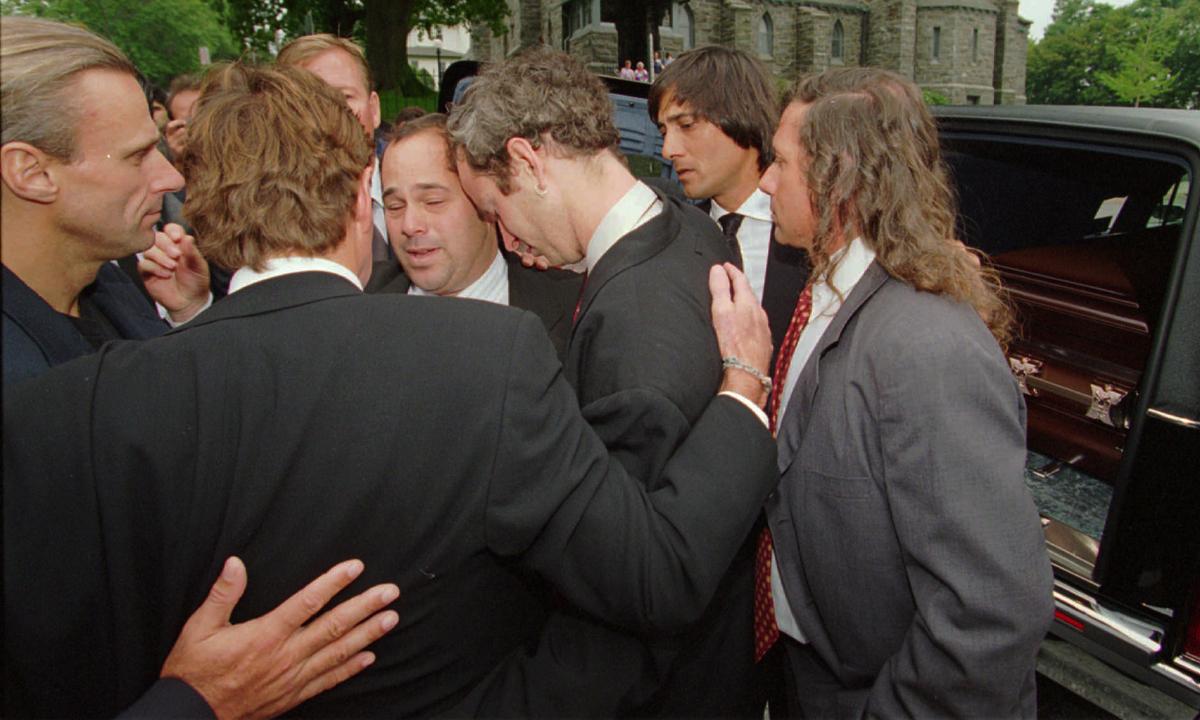 Björn Borg, Jimmy Connors, John McEnroe och Guillermo Vilas sörjer i samband med Gerulaitis begravning.