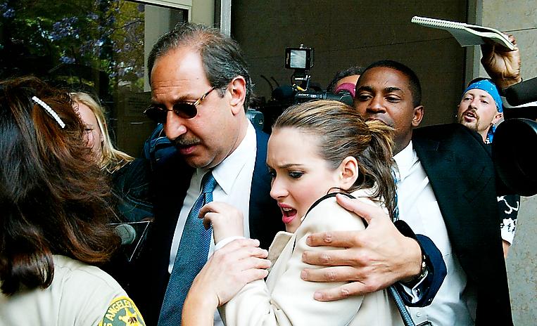 2001 greps Winona Ryder för grov stöld. Hon fick även genomgå behandling för sitt missbruk.