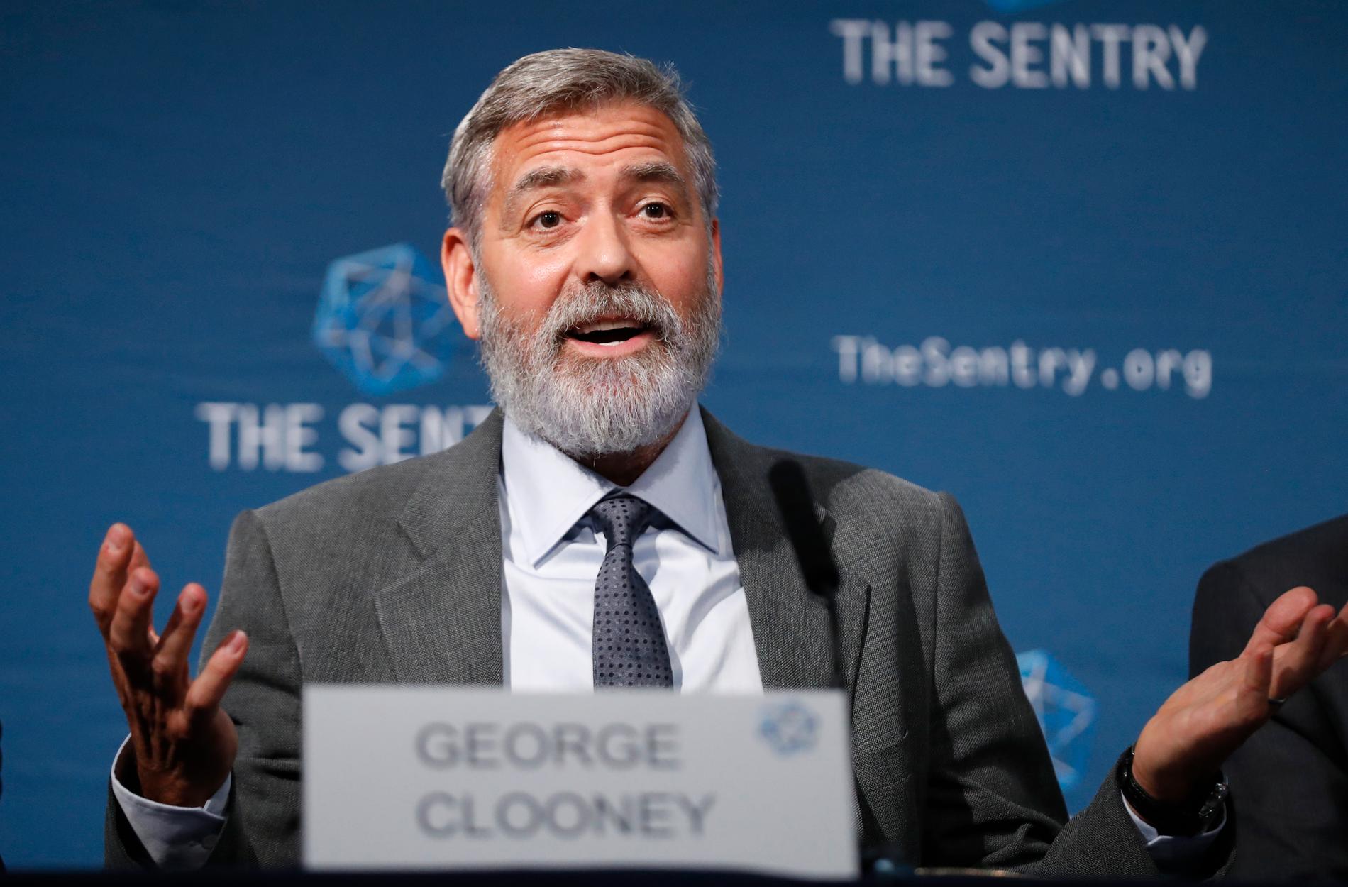Skådespelaren George Clooney vid en presskonferens i London, då han som företrädare för organisationen The Sentry pekar ut globala företag som medskyldiga till oroligheterna i Sydsudan.