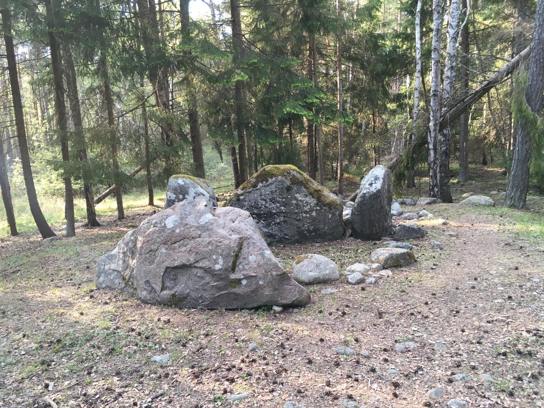 Vid vissa gravar höll stenåldersmänniskorna begravningstraditionerna vid liv väldigt länge. Vid Ansarve dösen på Gotland tror forskarna att de varade i mer än 700 år.