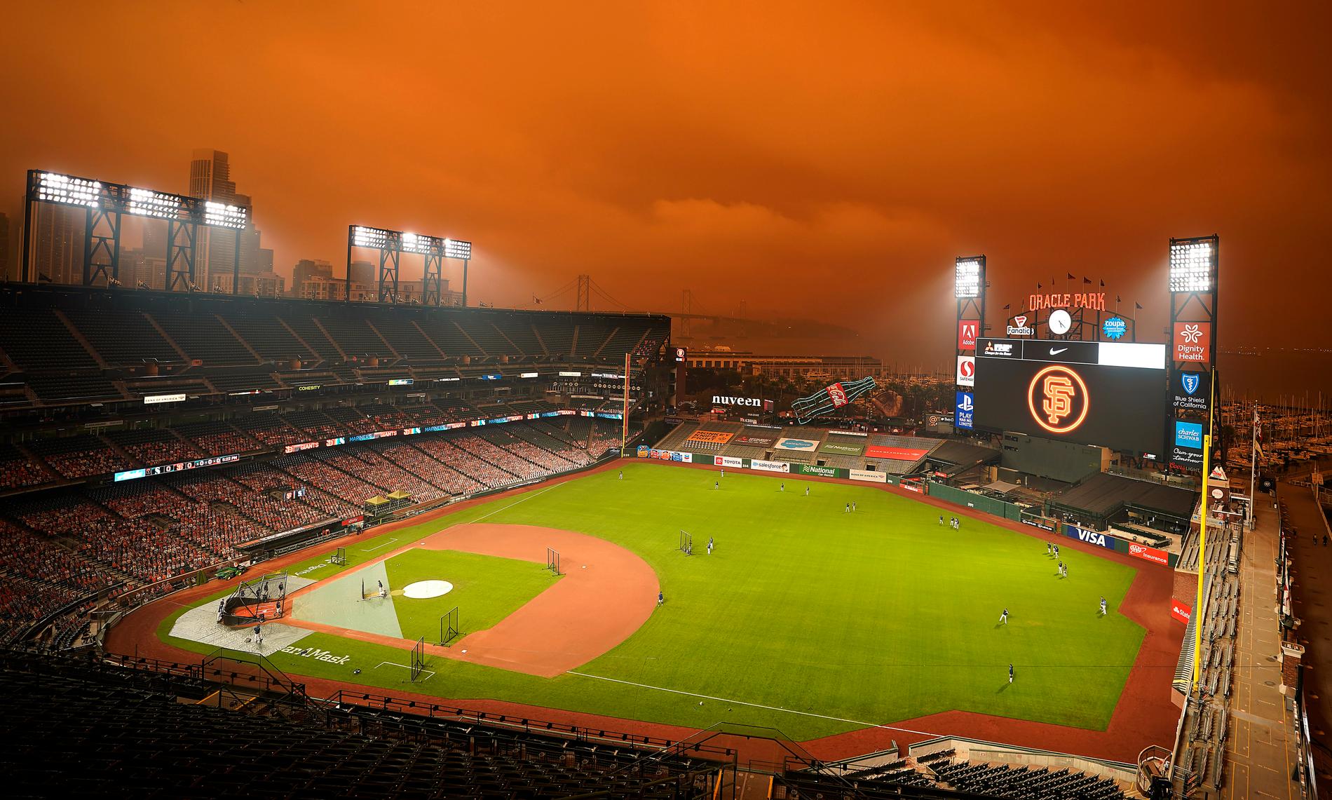 Dramatisk himmel över baseballarenan Oracle Park i San Francisco.