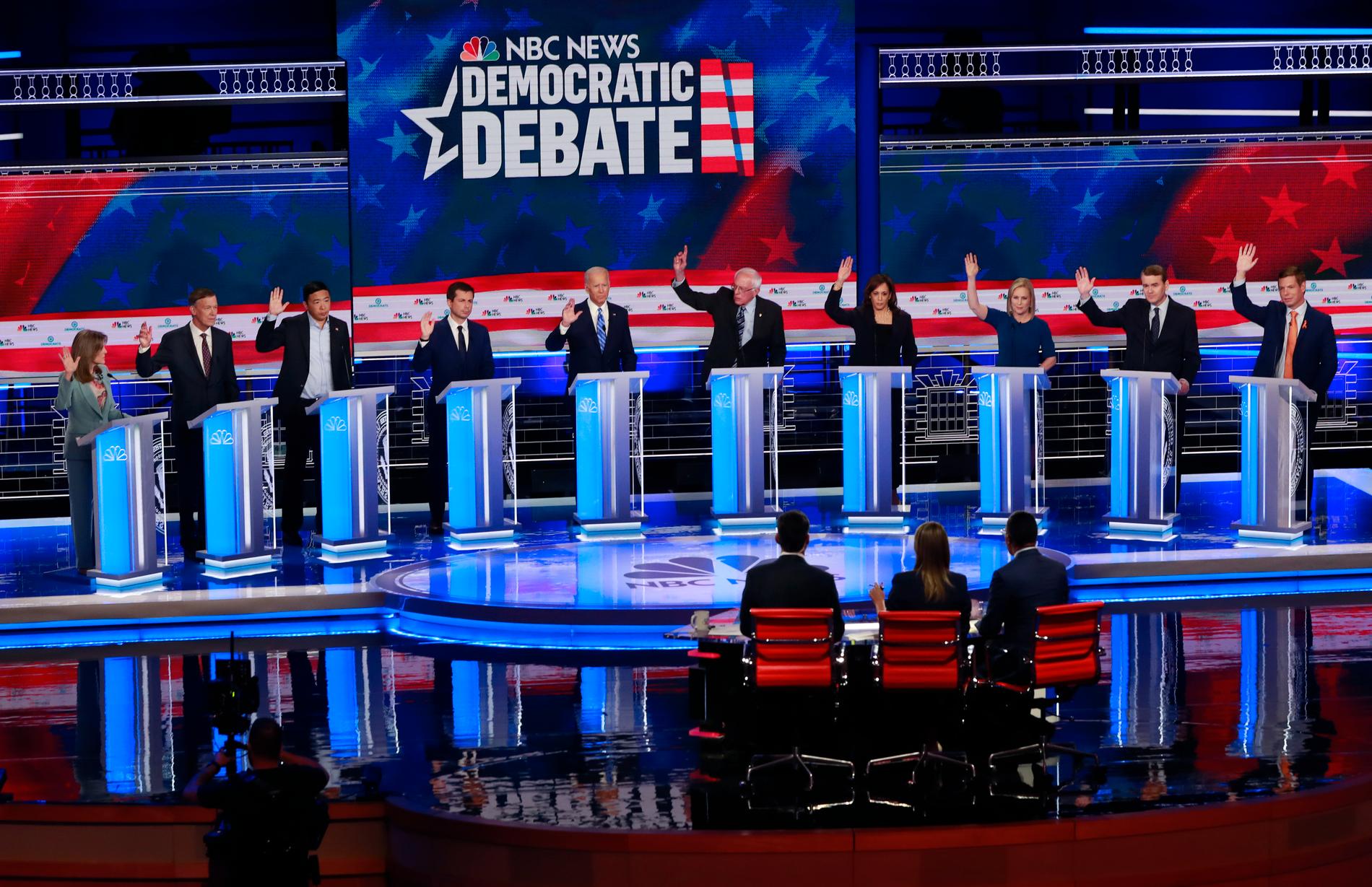 De tio demokrater som deltog i rond två av partiets tv-sända debatt under natten till fredagen.