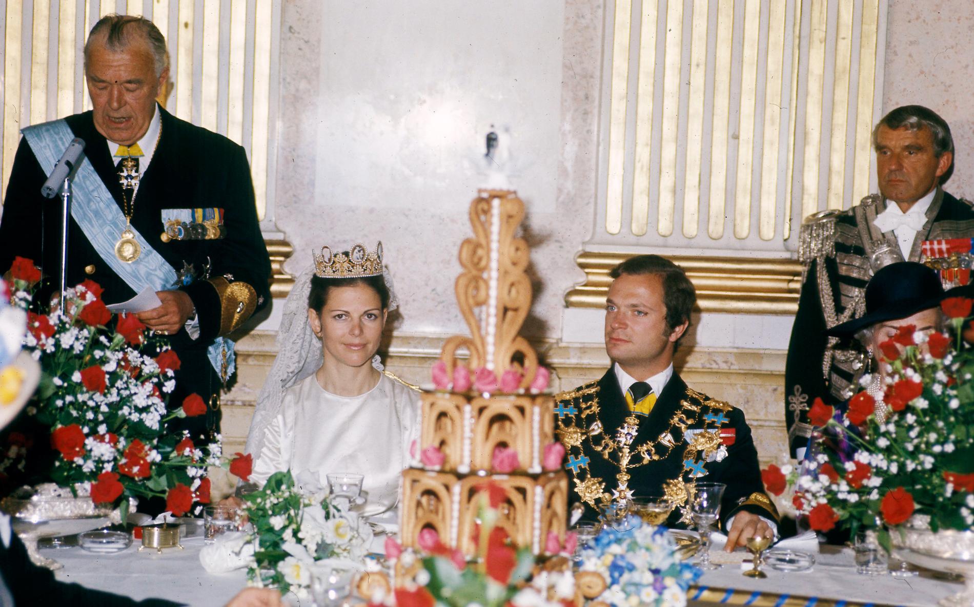 Kungens farbror prins Bertil och drottning Ingrid av Danmark var värdar för bröllopslunchen som hölls i Vita havet på kungliga slottet. 400 gäster var inbjudna och på bordet stod stora bröllopskrokaner, dekorerade med rosa marsipanrosor. Borden var dukade med silver, vitt porslin med blå kant och gnistrande kristallglas. Prins Bertil prisade drottningen för hennes klokhet och älskliga egenskaper i sitt tal till paret. ”Säg mig den brudgum som på bröllopsdagen lyssnar till visdomsord från äldre generationer. Låt mig dock återge en enda tanke som i ett nötskal återspeglar något av konsten att leva tillsammans: Det behövs så lite utöver det nödvändiga för att hjärtan och dörrar ska öppnas...”