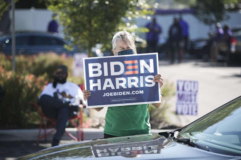 En kvinna visar sin sympati för Joe Biden vid vallokalen.