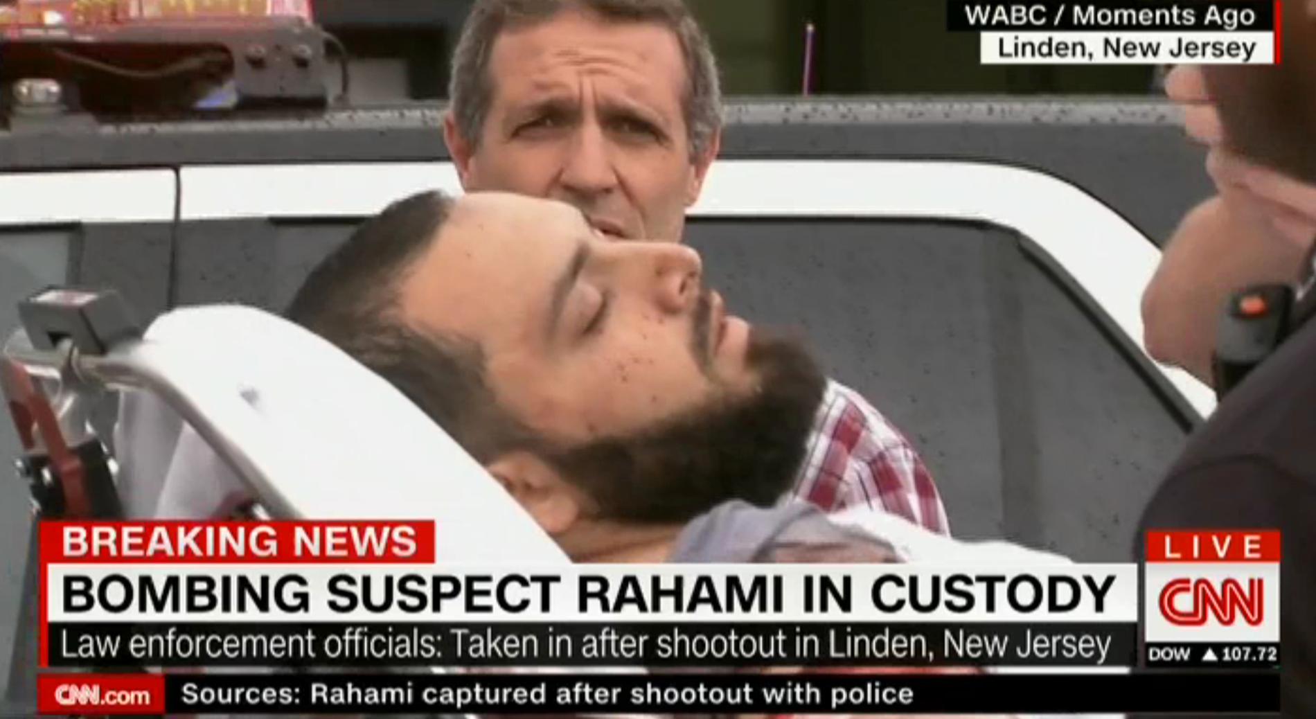 I CNN:s sändningar kan man se när den misstänkte förs iväg på bår.