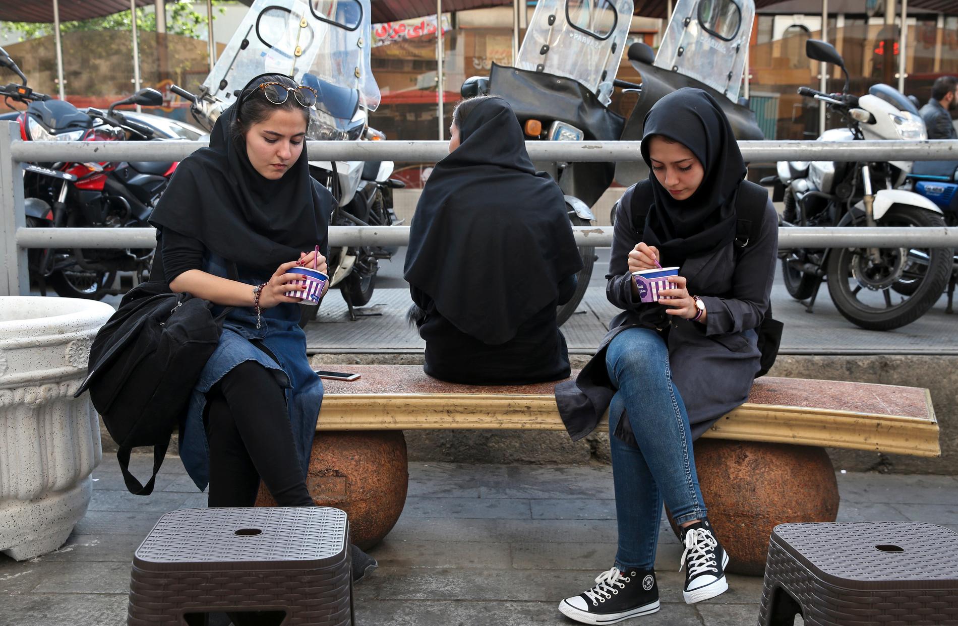 Kvinnor i huvudduk i Irans huvudstad Teheran. Arkivbild.