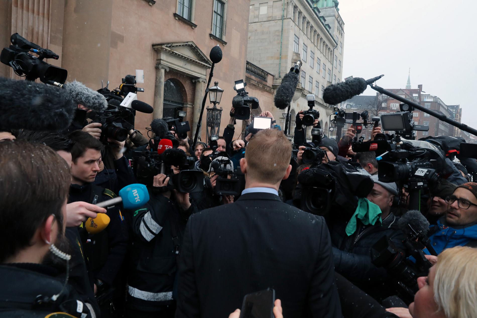 Åklagaren  Jakob Buch-Jepsen anländer till Köpenhamns byret, där rättegången mot Peter Madsen som misstänks för mord på den svenska journalisten Kim Wall, inleds idag. 