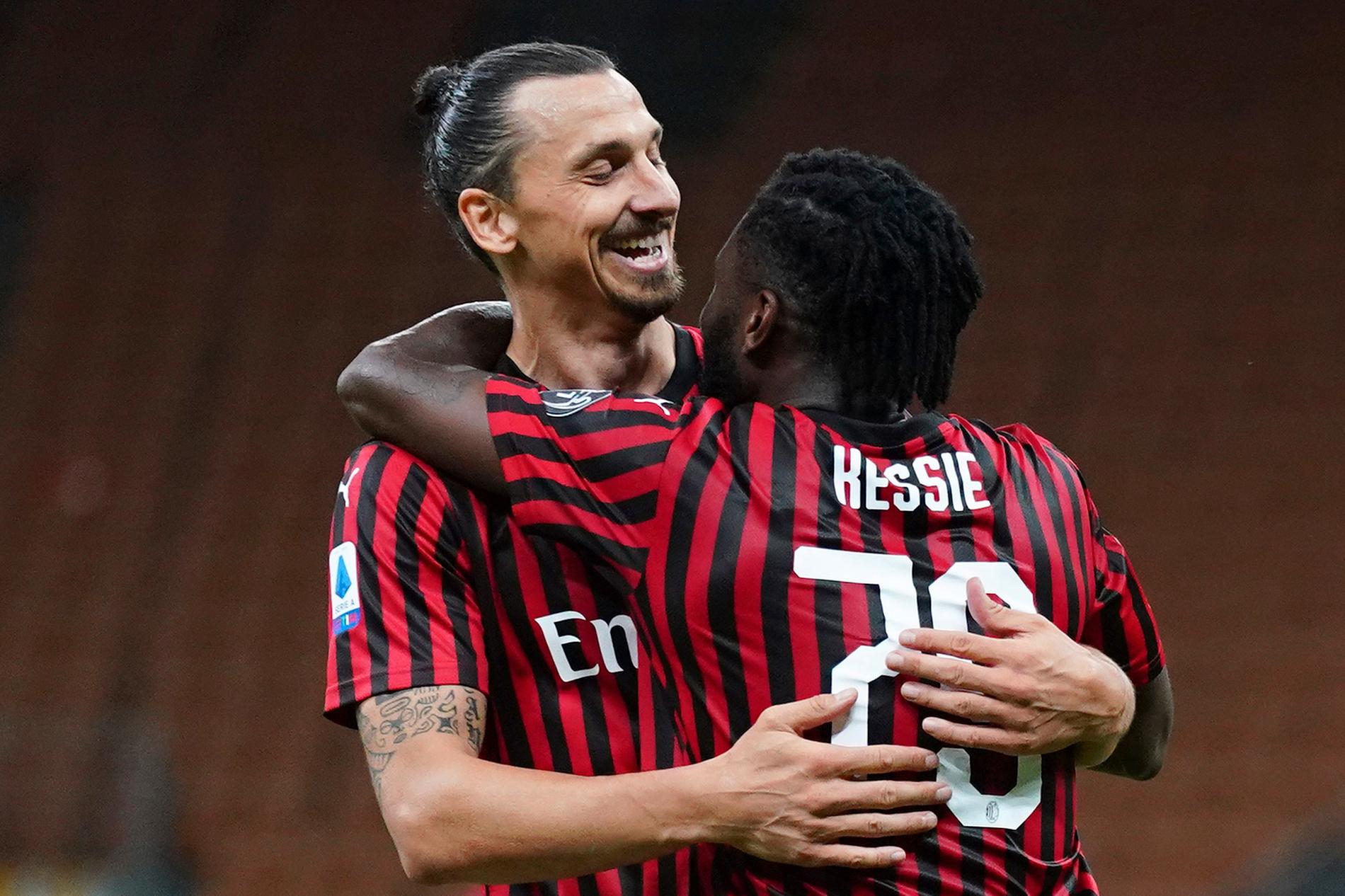 Milans Franck Kessie firar tillammans med Ibrahimovic. 