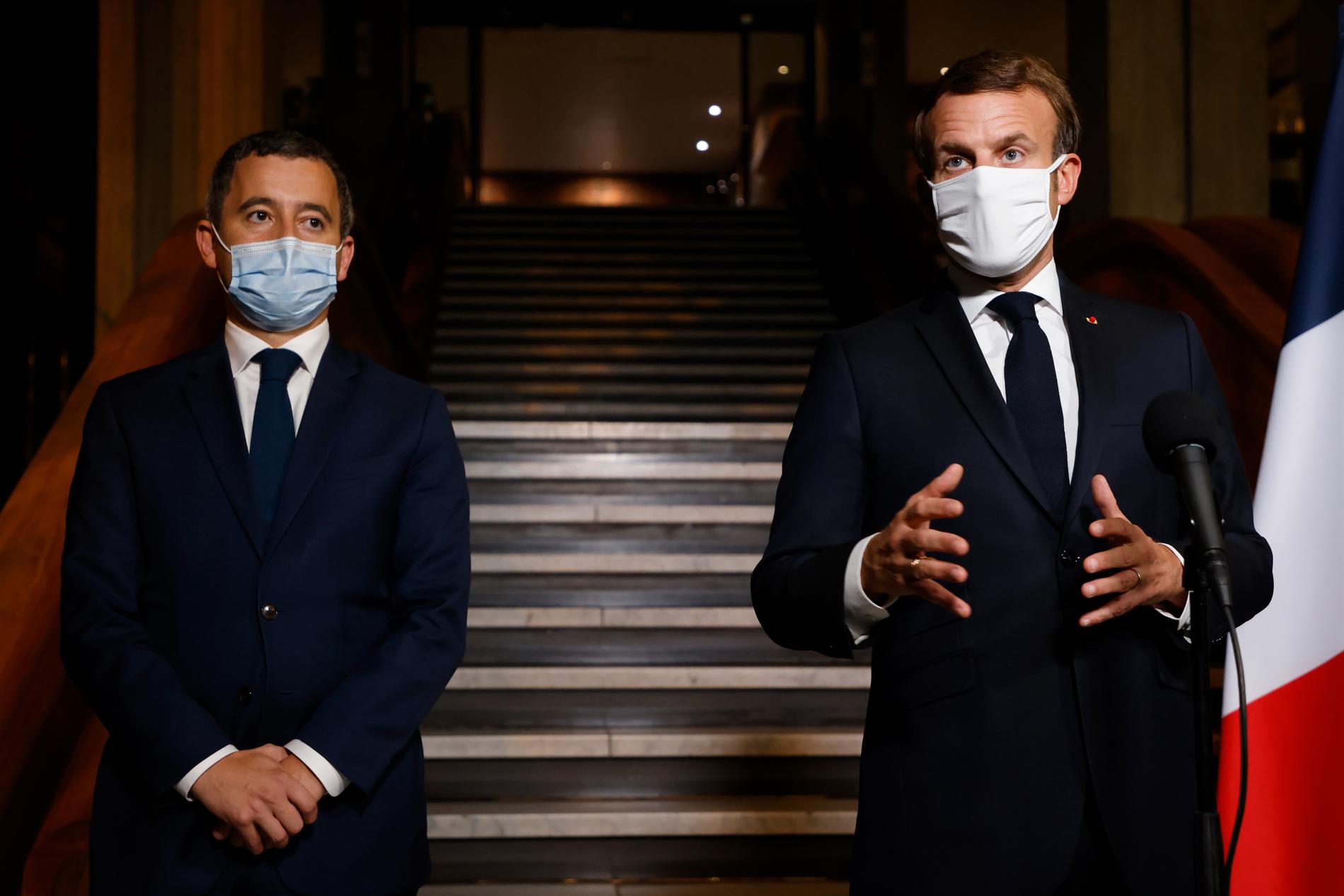 Inrikesminister Gérald Darmanin och president Emmanuel Macron talar efter knivattacken i Nice.
