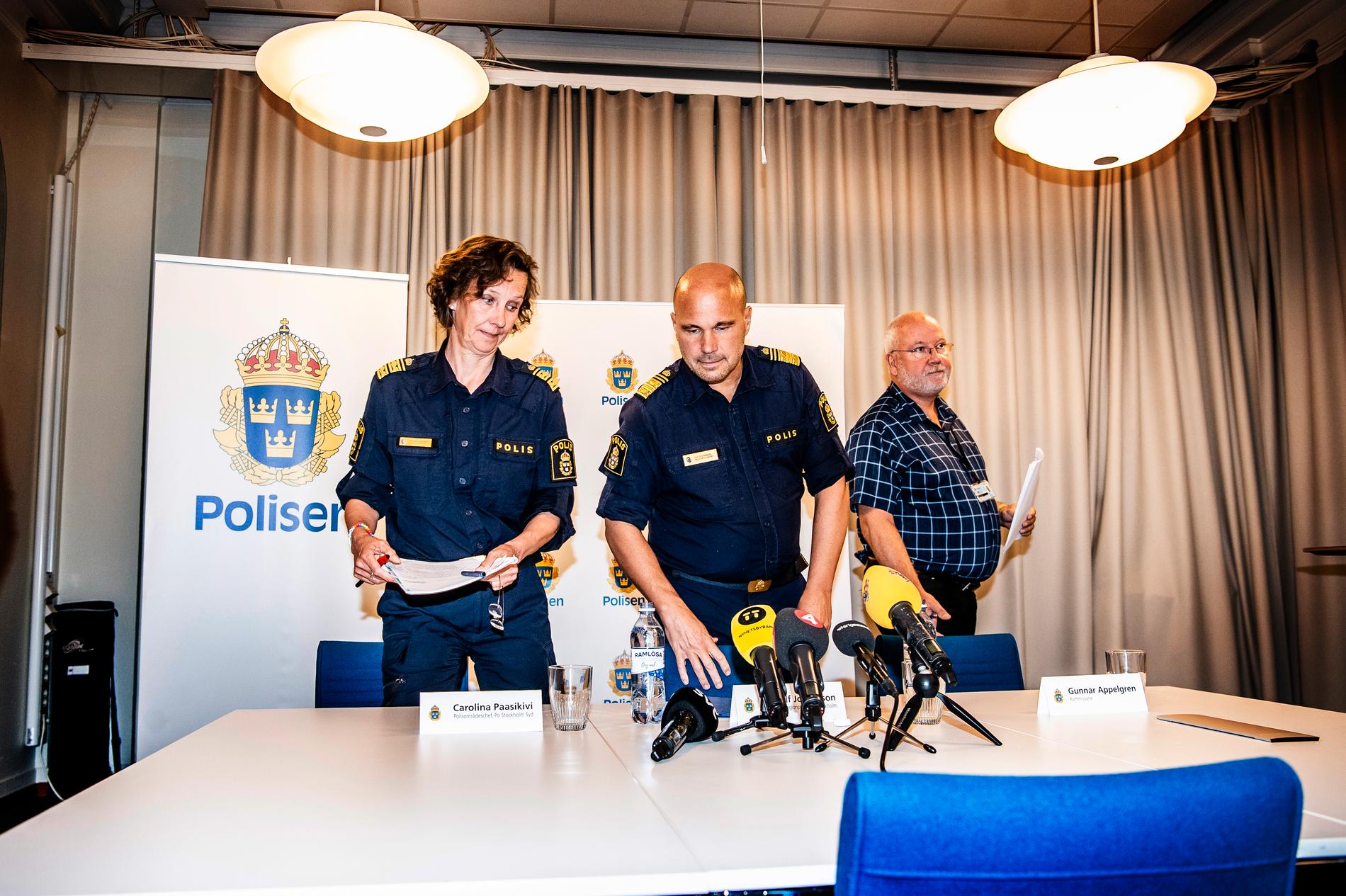 Polisen håller presskonferens dagen efter skjutningen i Alphyddan i Nacka. Carolina Paasikivi, polisområdeschef Stockholm Syd, Ulf Johansson, regionschef Stockholm och kommissarie Gunnar Appelgren.