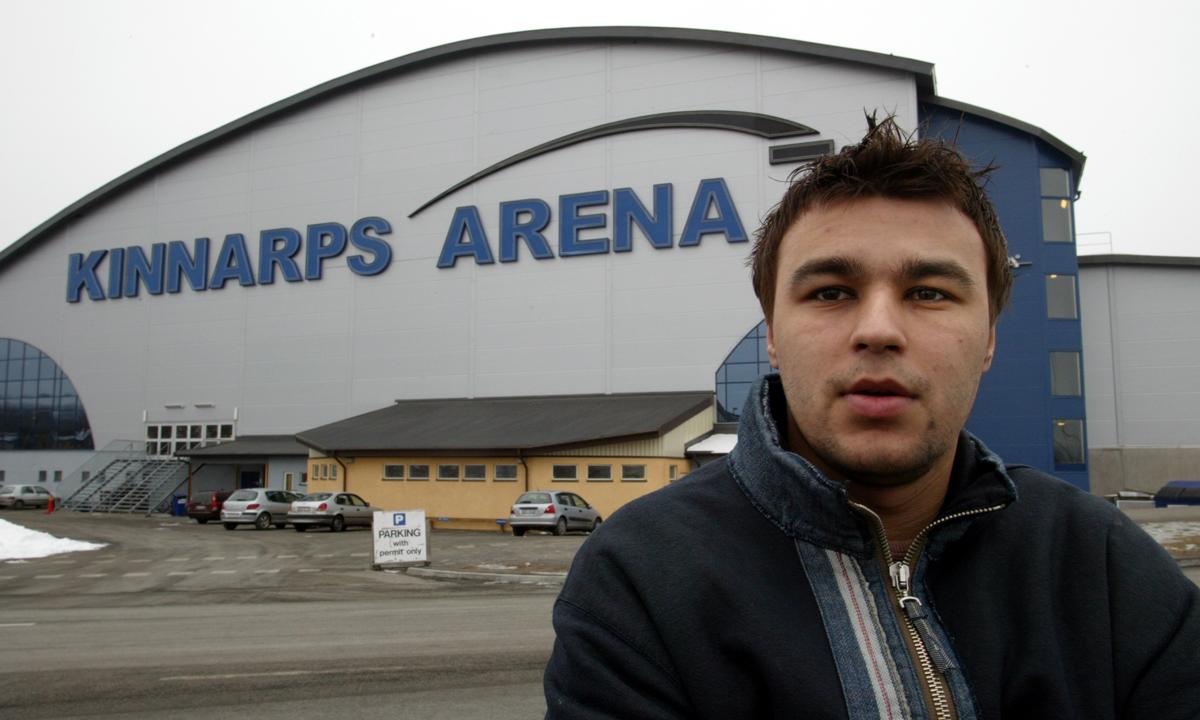 Stefan Liv utanför HV 71:s hemmaarena Kinnarps Arena i februari 2003.