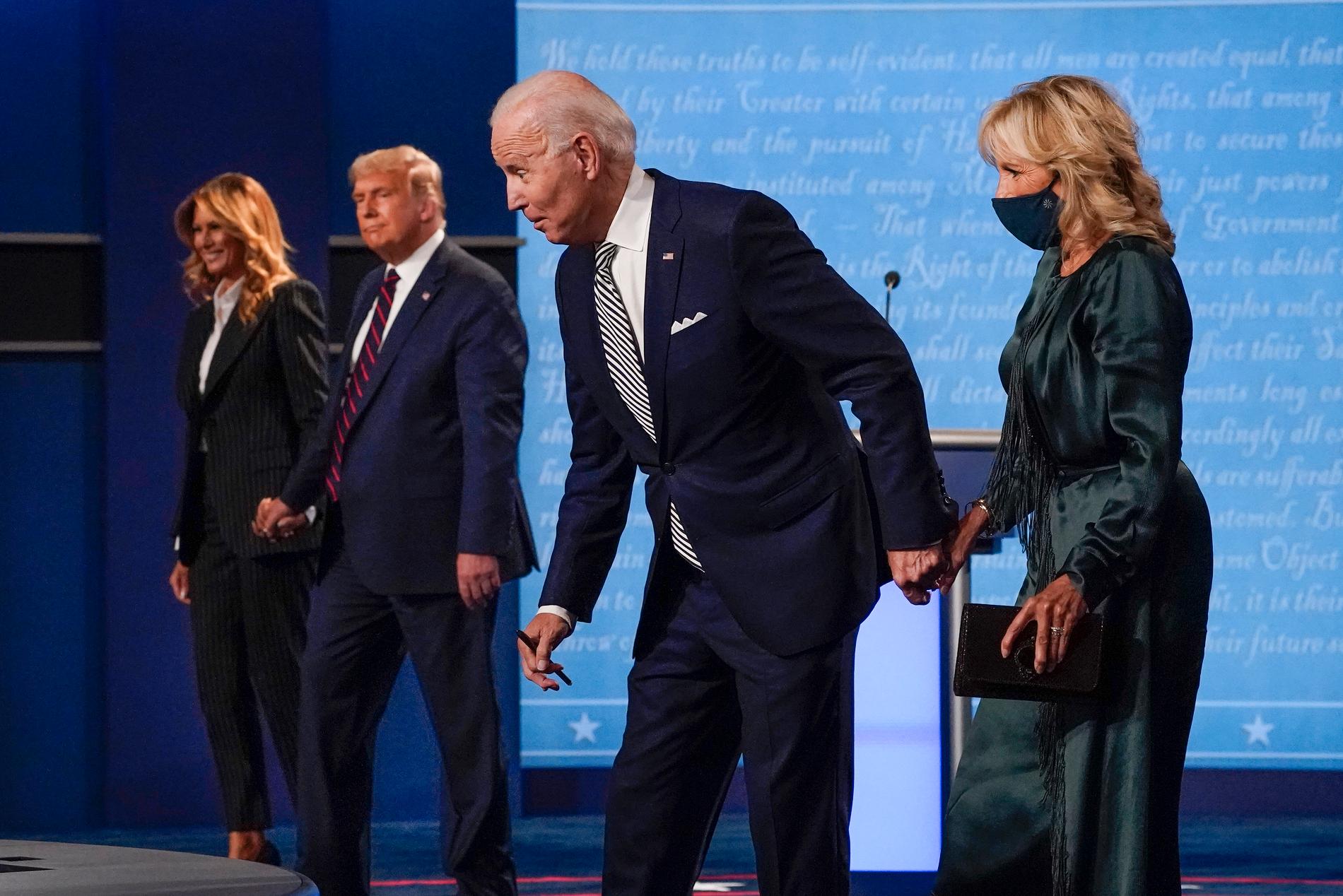 Joe Biden med frun Jill Biden under sista debatten inför valet. 